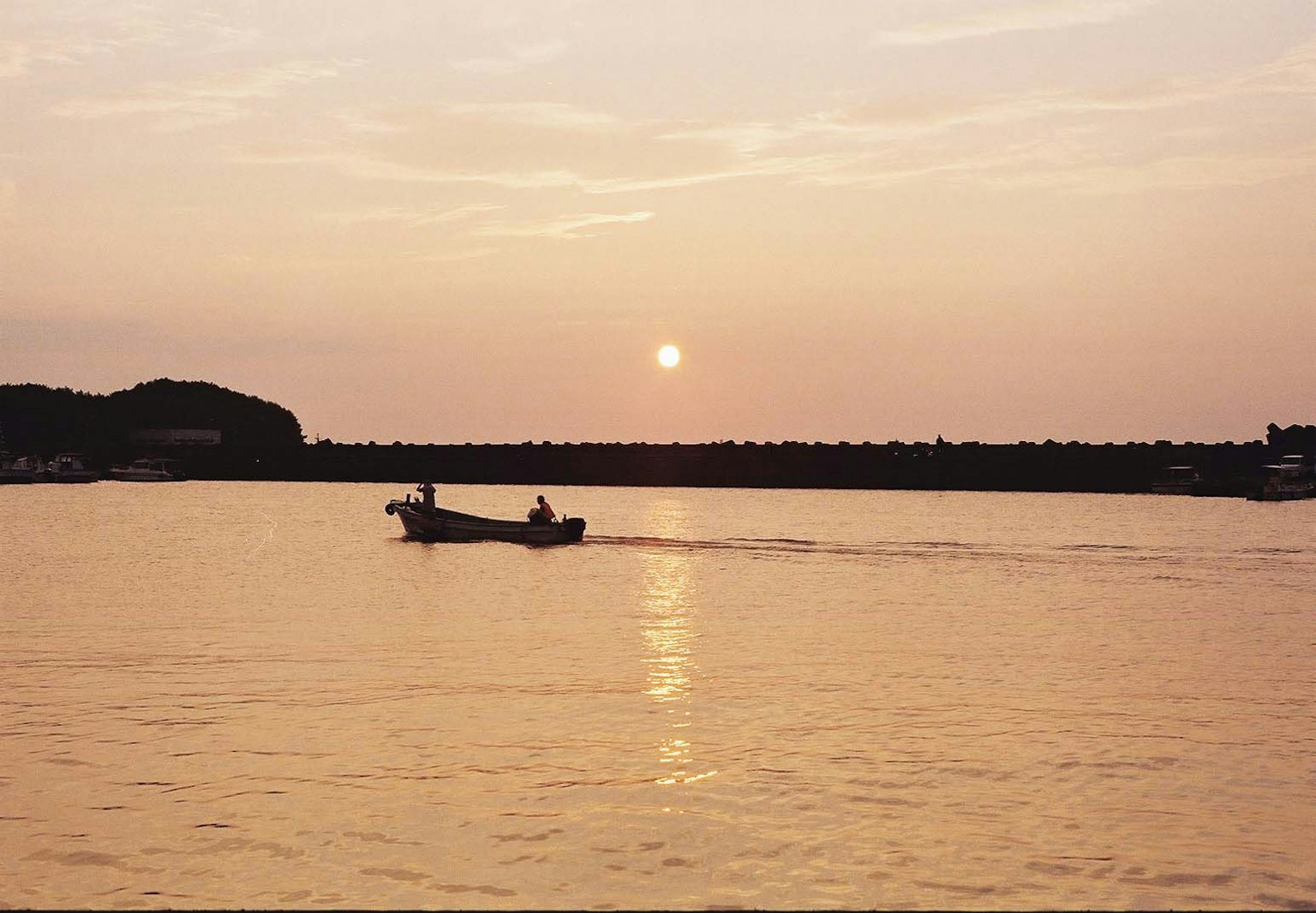 Bellissimo paesaggio di un tramonto sul mare con una piccola barca
