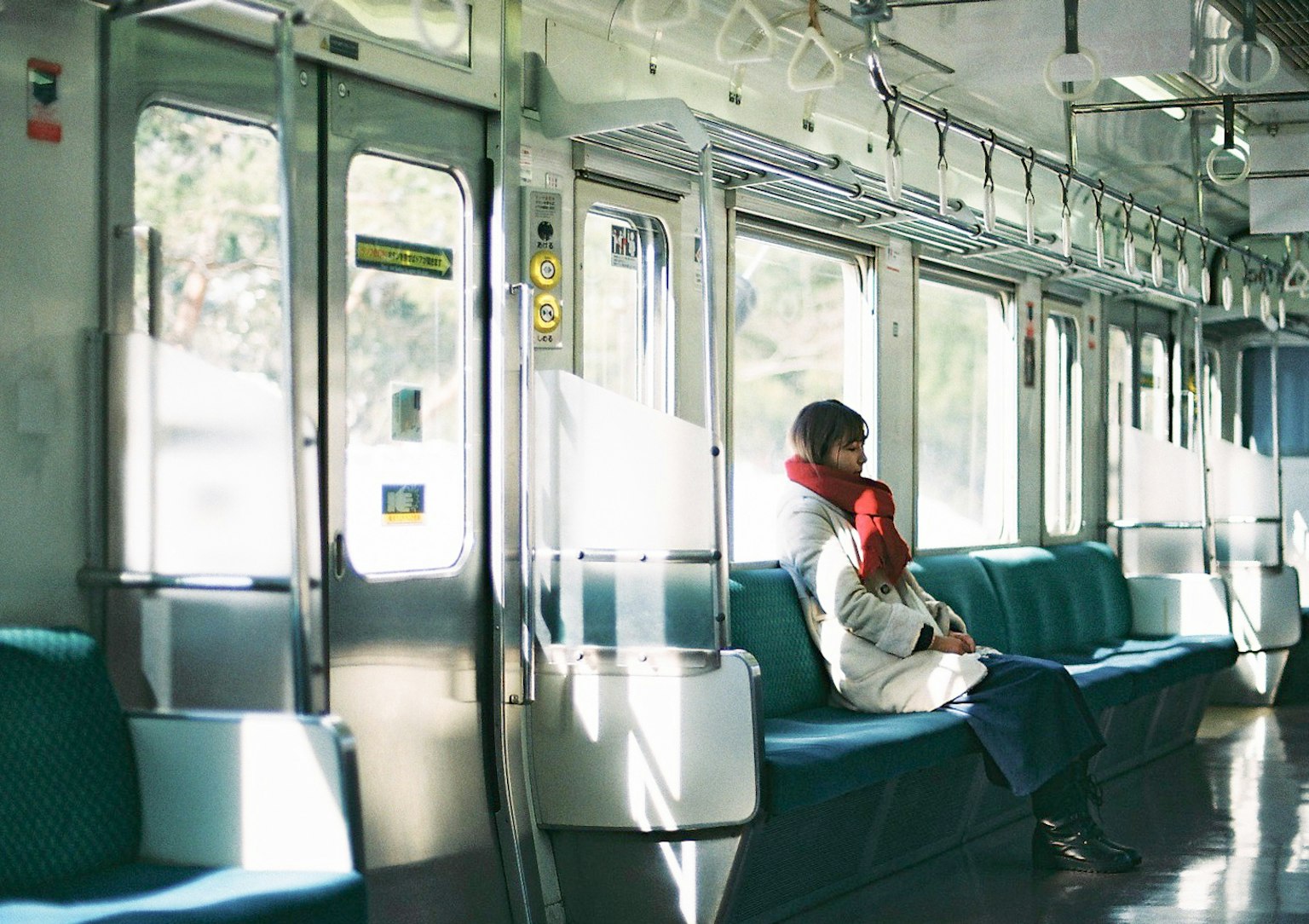 Personas sentadas en un vagón de tren vacío