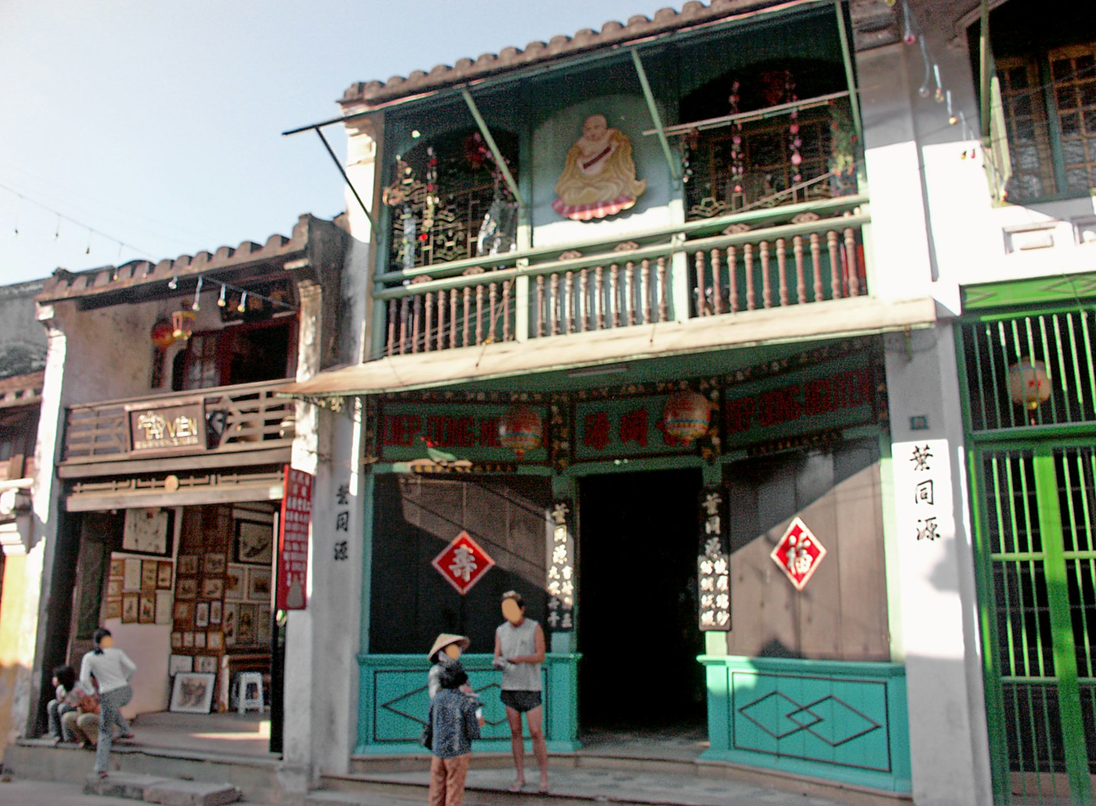 傳統中國風格建築外觀，帶有藍色陽台和裝飾性紅色飾品