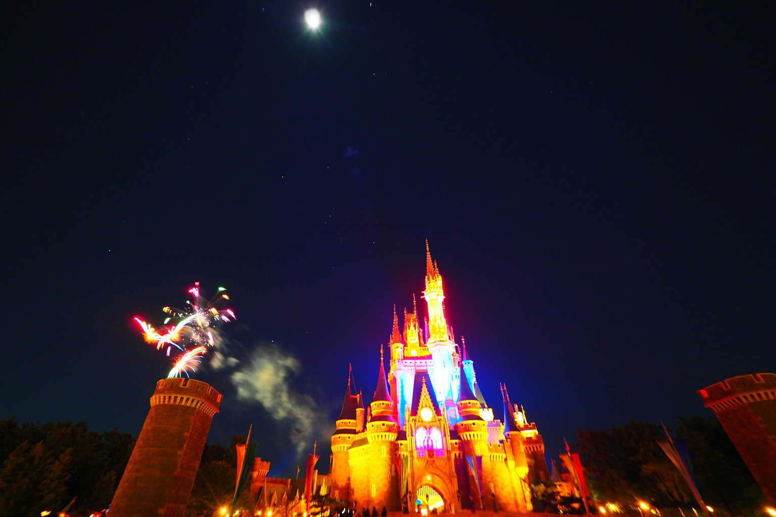 Lâu đài Disney được chiếu sáng vào ban đêm với màn bắn pháo hoa