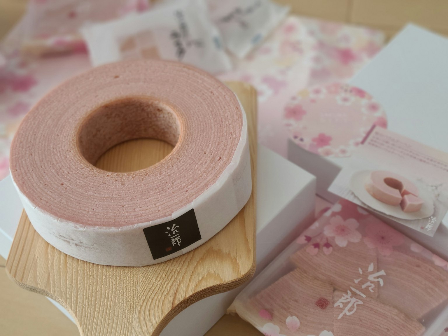 Imagen con cinta japonesa rosa y papel de regalo floral