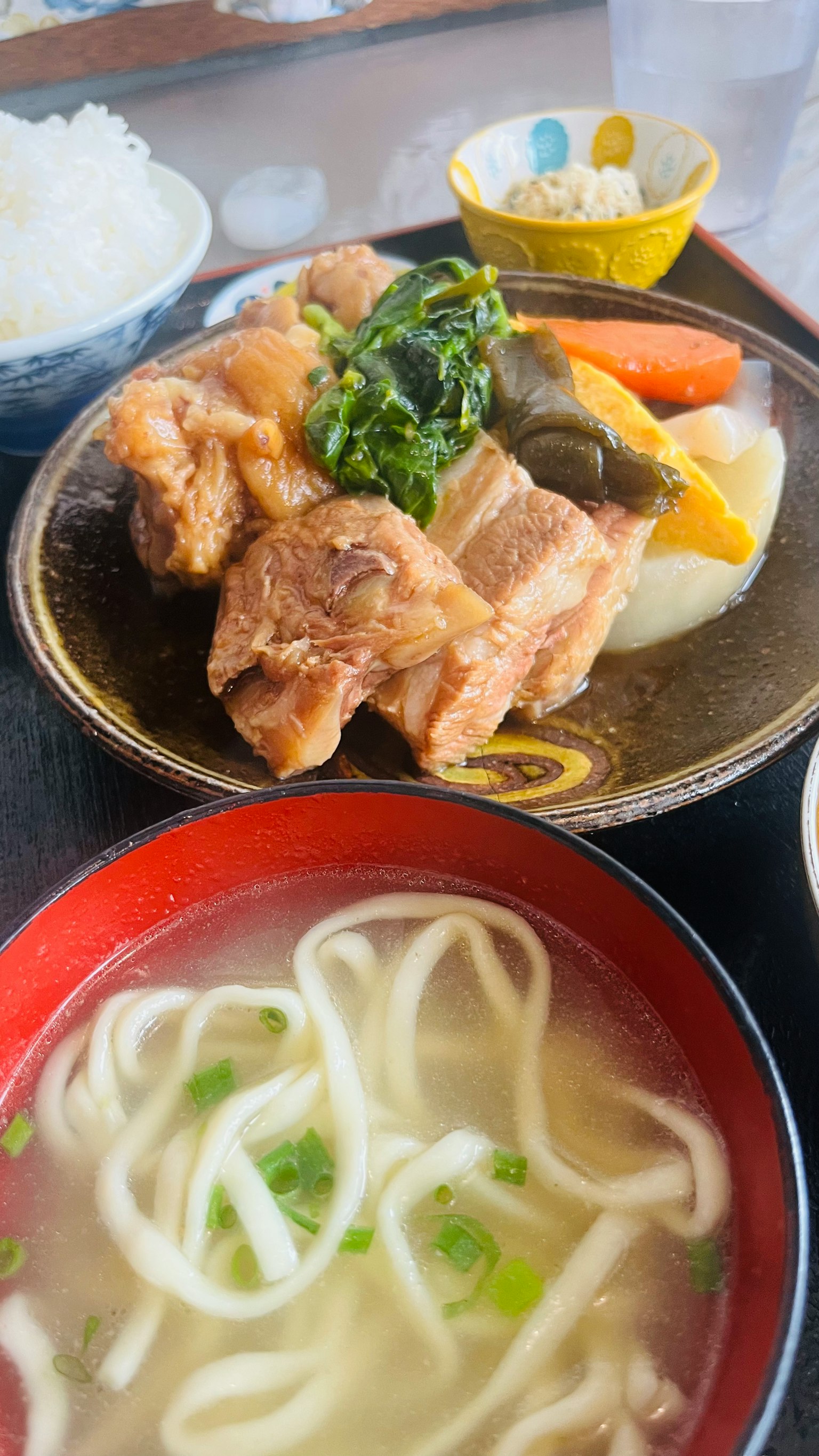 日本餐点包含米饭、鸡肉、蔬菜和乌冬面