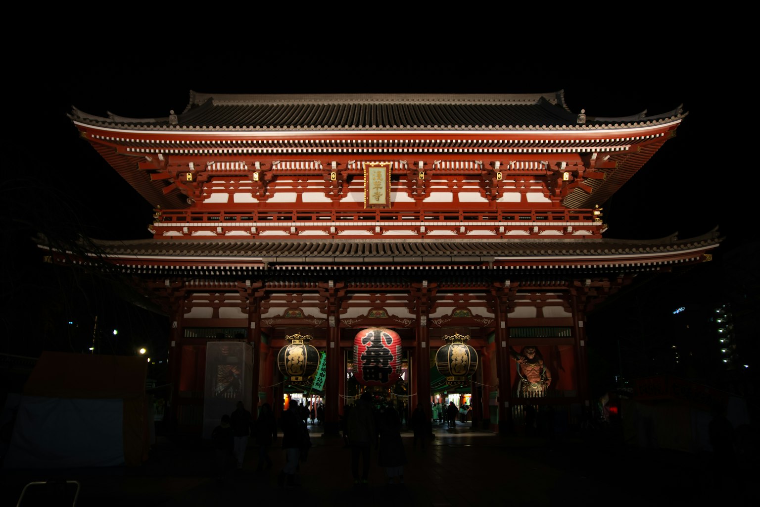 Bella vista notturna del cancello del tempio Senso-ji
