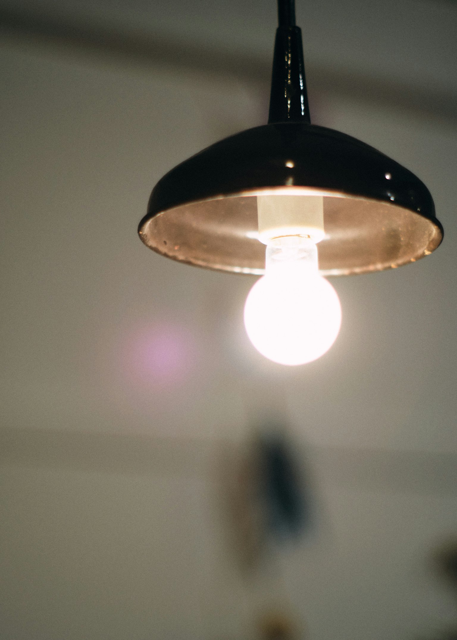 Ampoule lumineuse sous un abat-jour noir