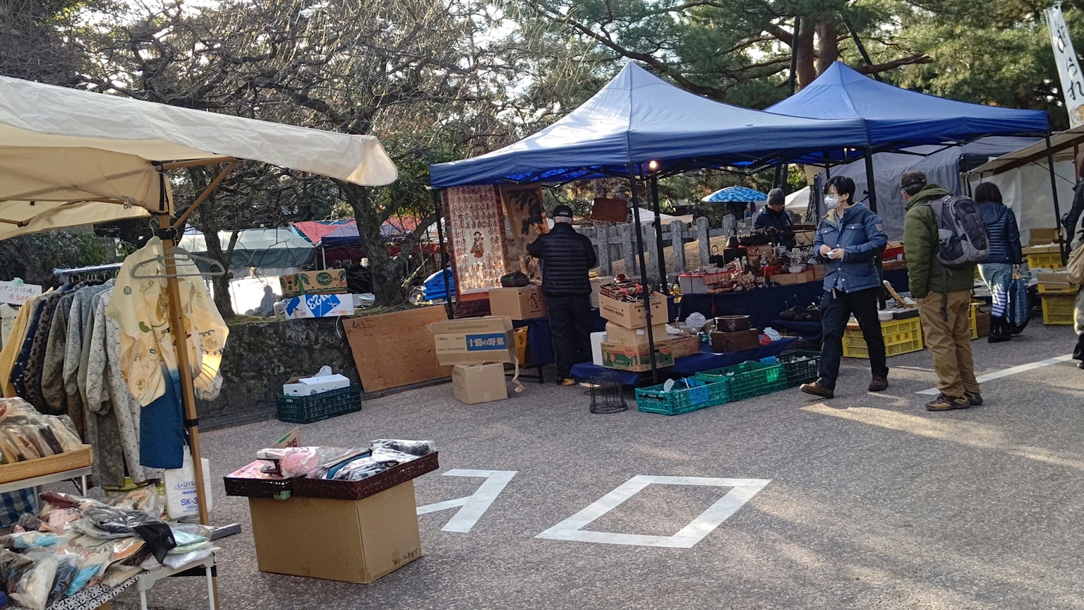 Scena di mercato all'aperto con tende e esposizioni di prodotti