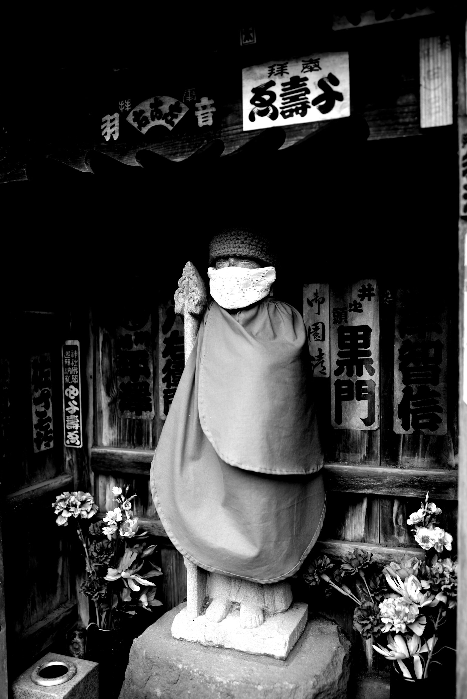 검은 옷을 입고 마스크를 쓴 동상