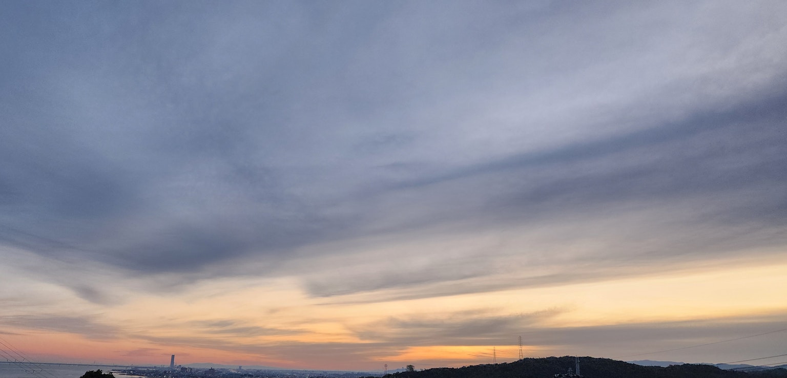 Ein Farbverlauf aus Blau und Orange im Abendhimmel