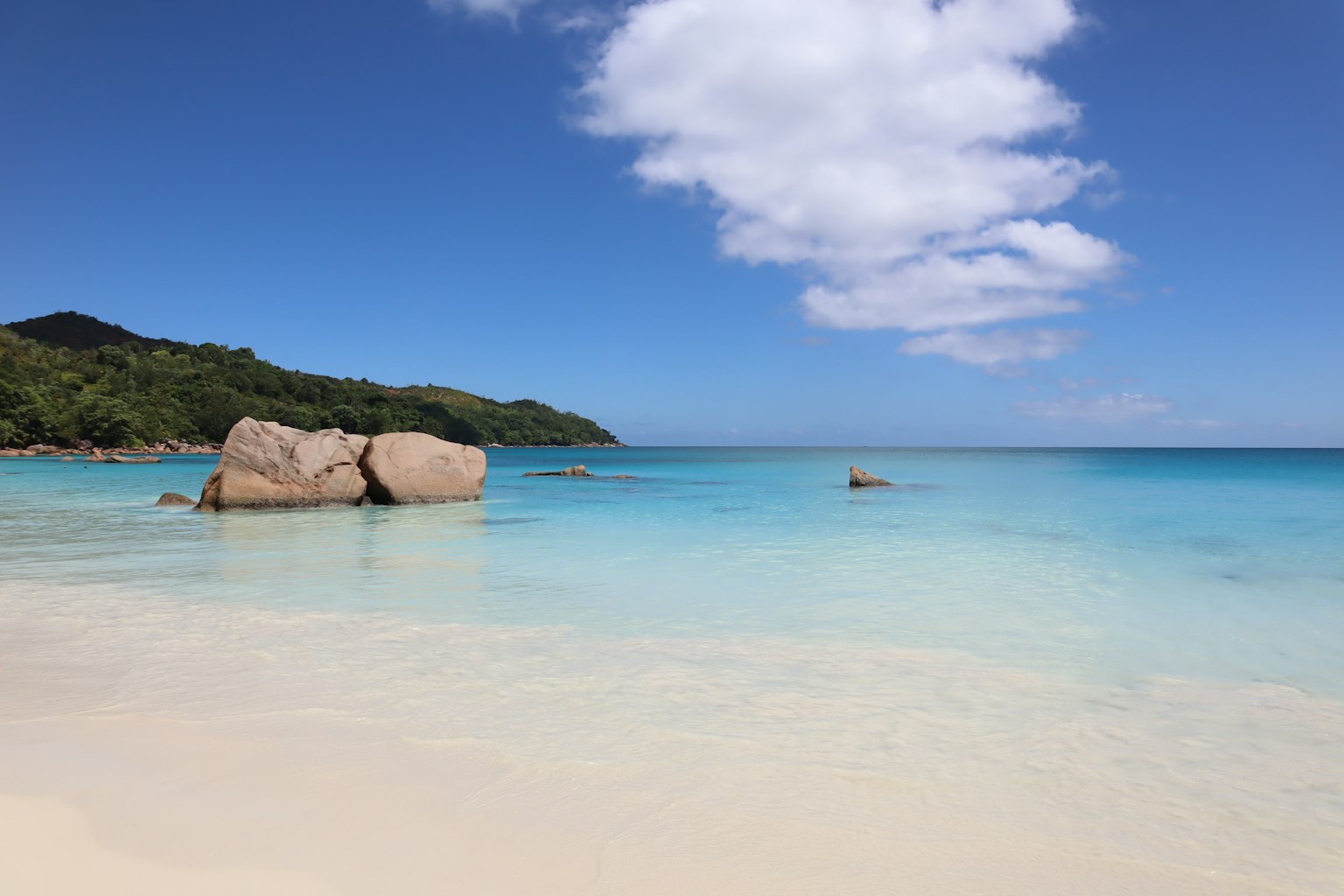 Hermoso paisaje de playa con mar azul y arena blanca