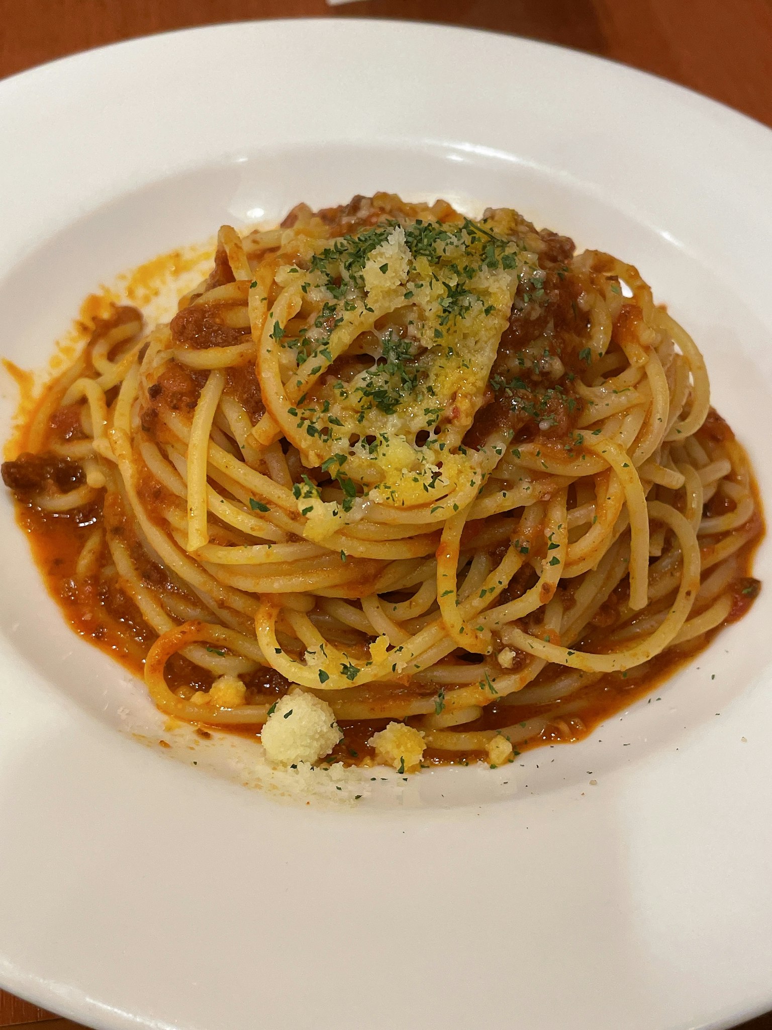 Teller mit Spaghetti in Bolognesesauce und Käsedeckung