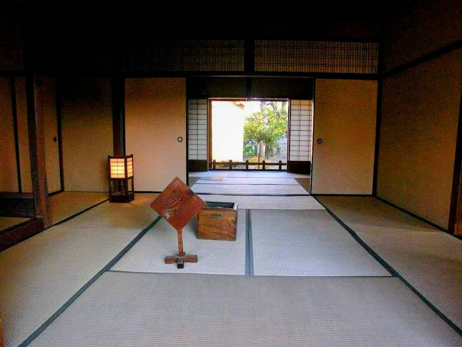 Vue intérieure d'une chambre japonaise traditionnelle avec tatamis et écrans shoji