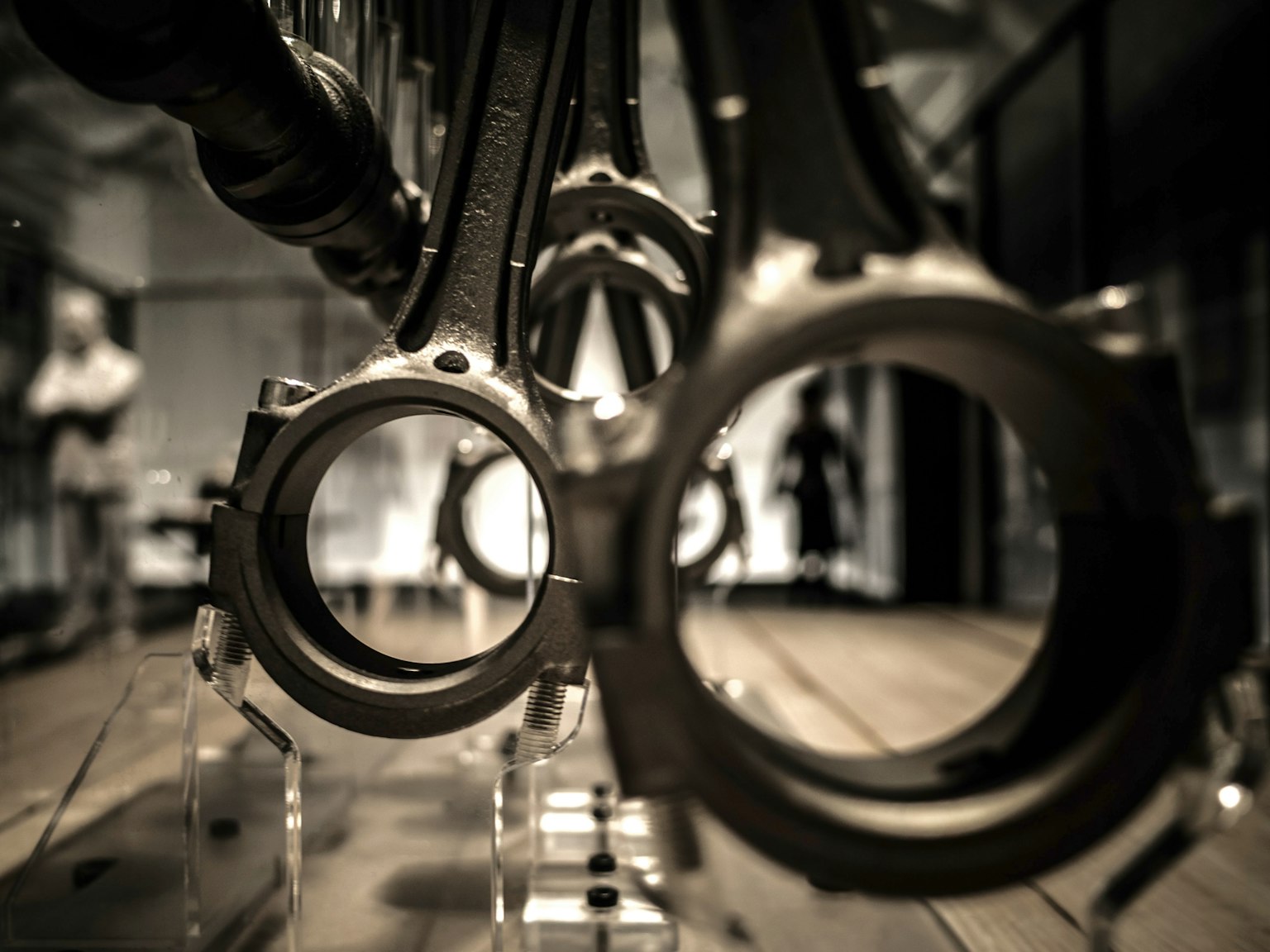Industrielle Ausstellung von hängenden Metallkolbenstangen