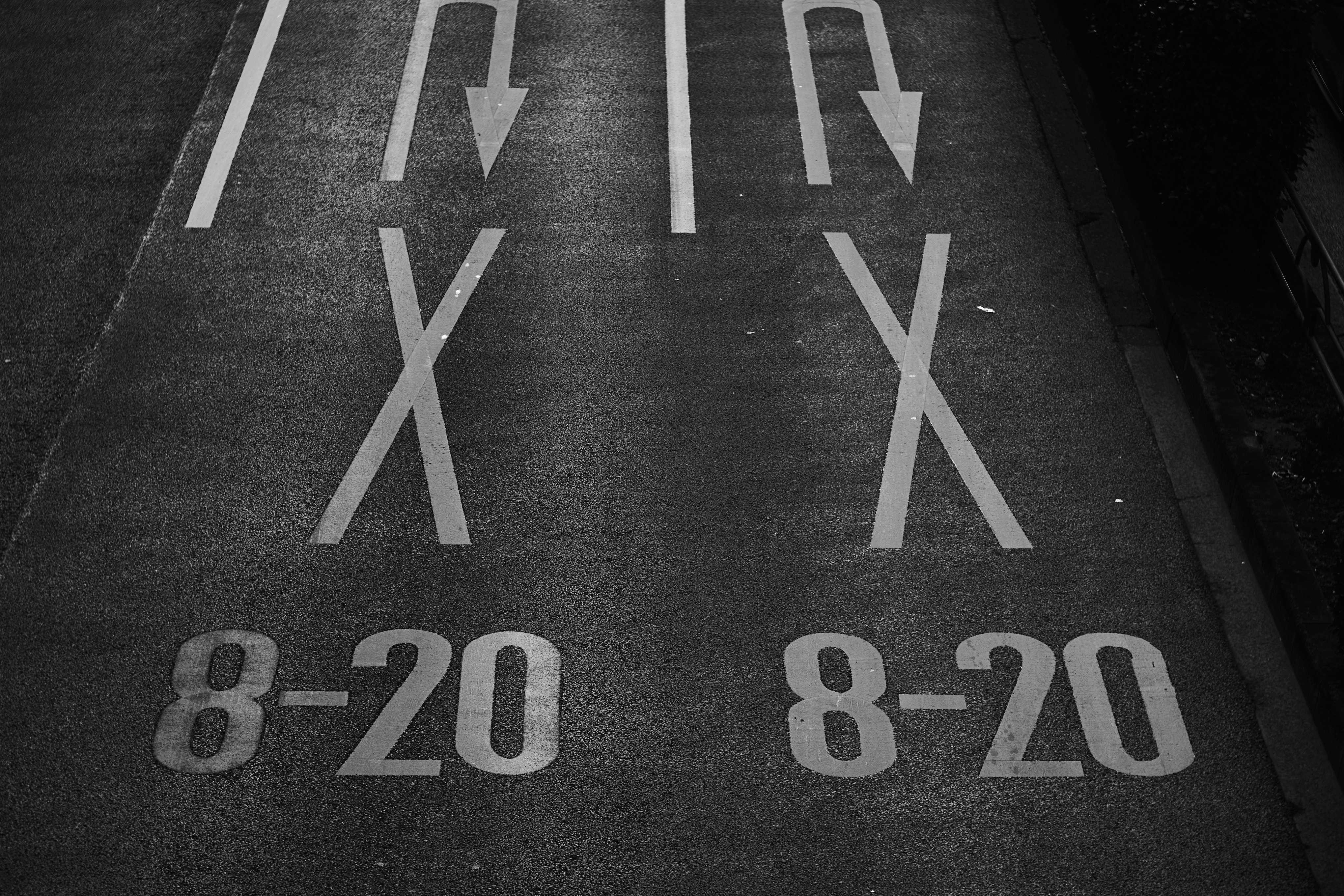 8-20の路面表示がある車線のある道路画像