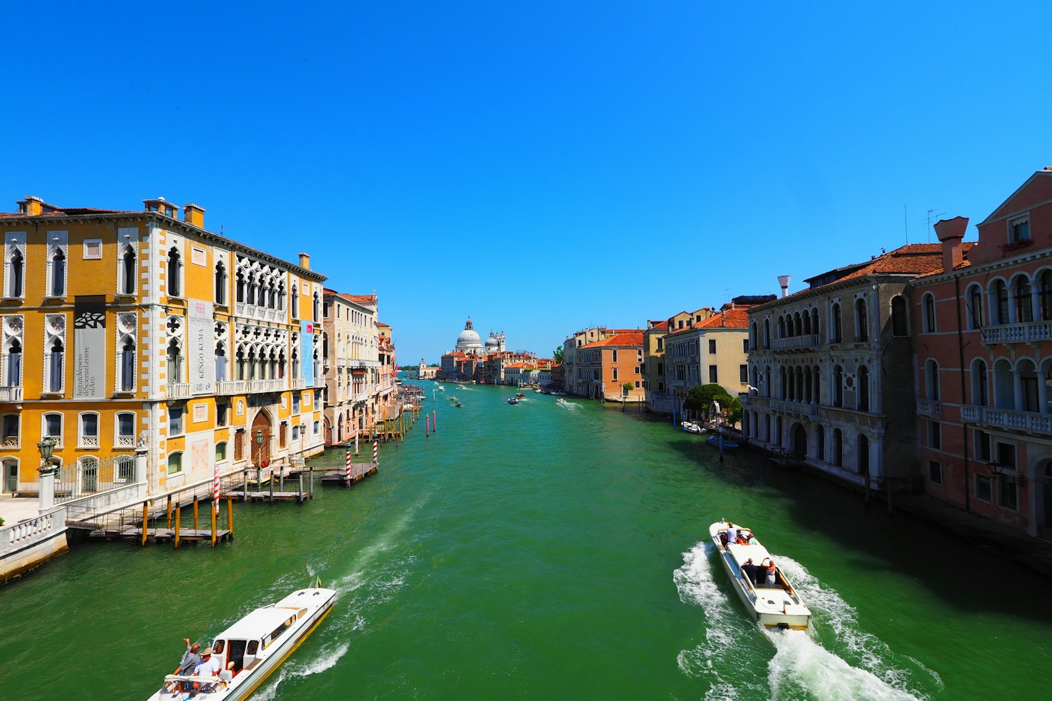 Cảnh quan Venice với bầu trời xanh rực rỡ và kênh xanh