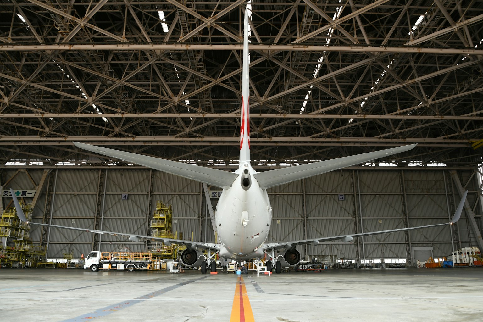 Flugzeug in einer Halle von vorne betrachtet