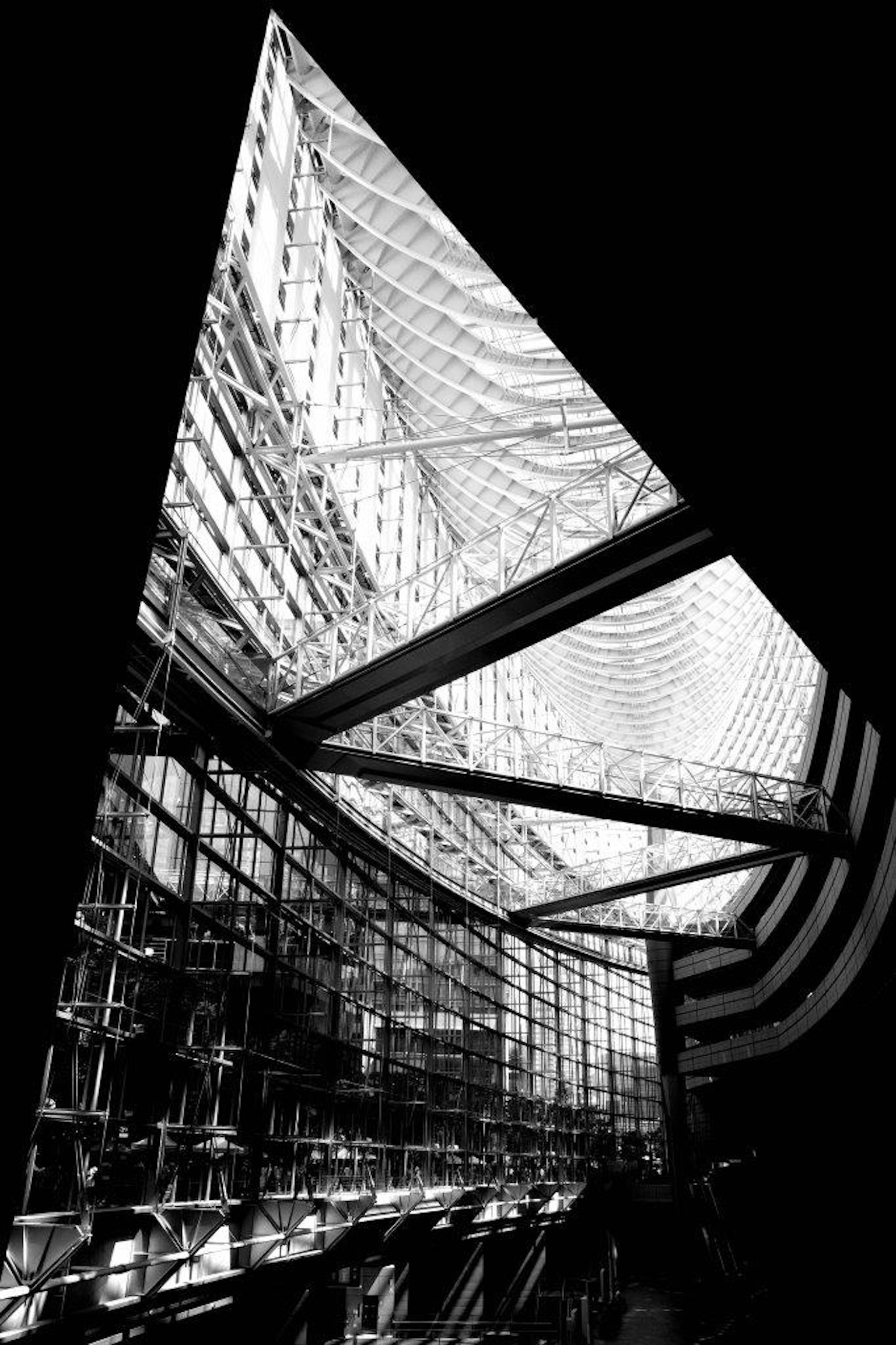 Innenansicht einer modernen Architektur mit großen Glasflächen und geometrischen Formen