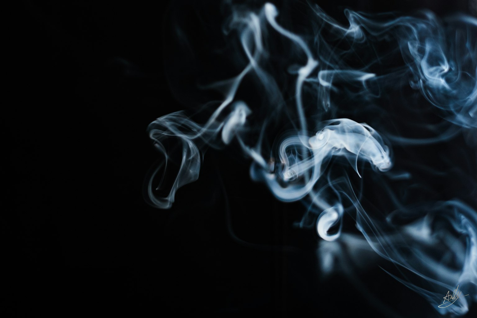 Flusso di fumo blu-bianco su sfondo nero