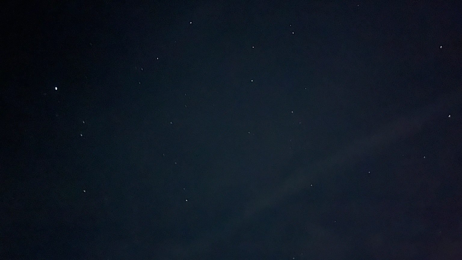 Immagine di stelle sparse in un cielo notturno scuro