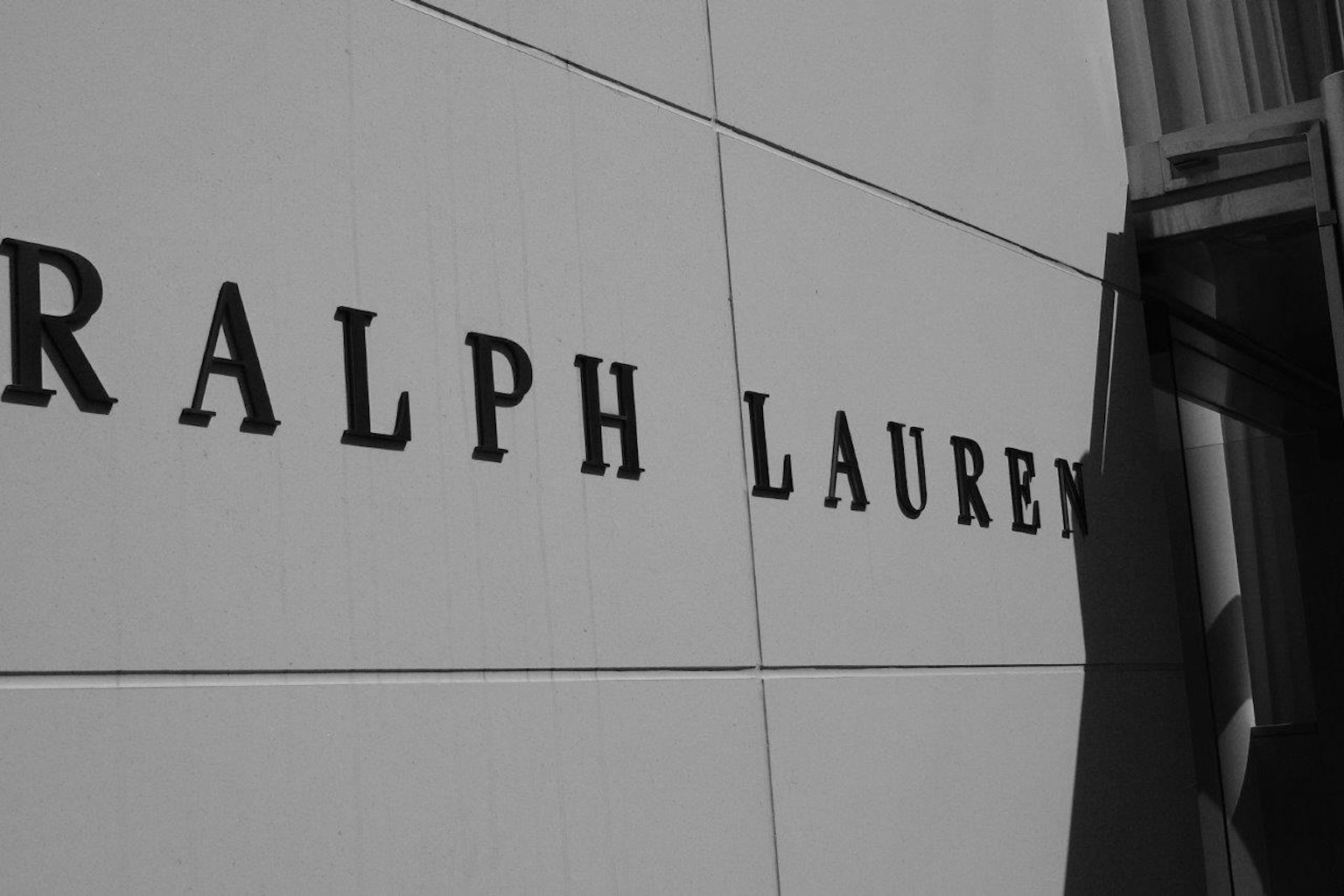 Close-up logo Ralph Lauren di dinding putih