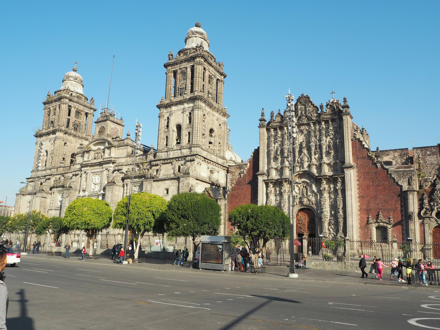 Các tòa nhà lịch sử ở Thành phố Mexico với những nhà thờ và tháp lớn dưới bầu trời xanh trong