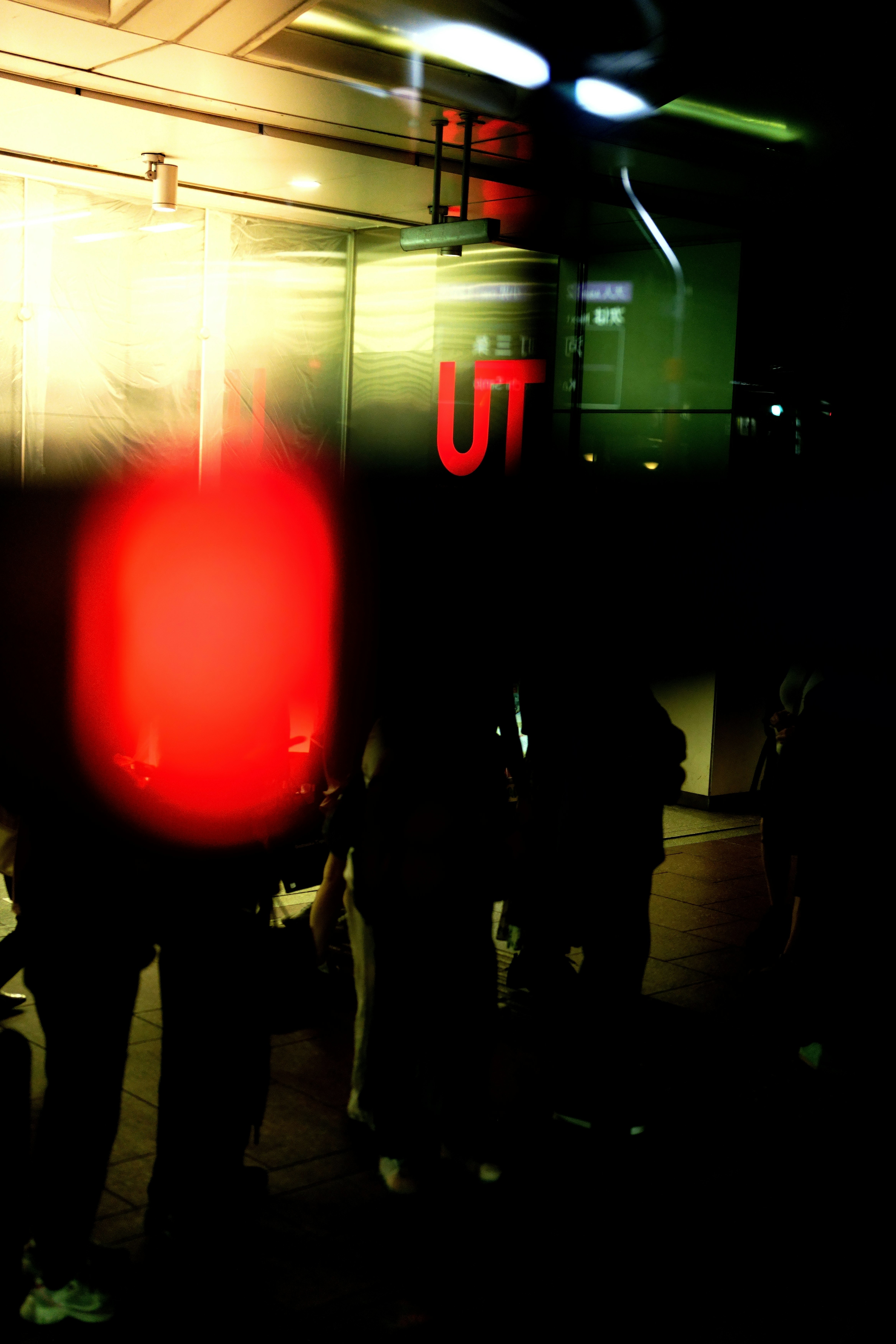 駅のホームで停車する電車と行き先表示