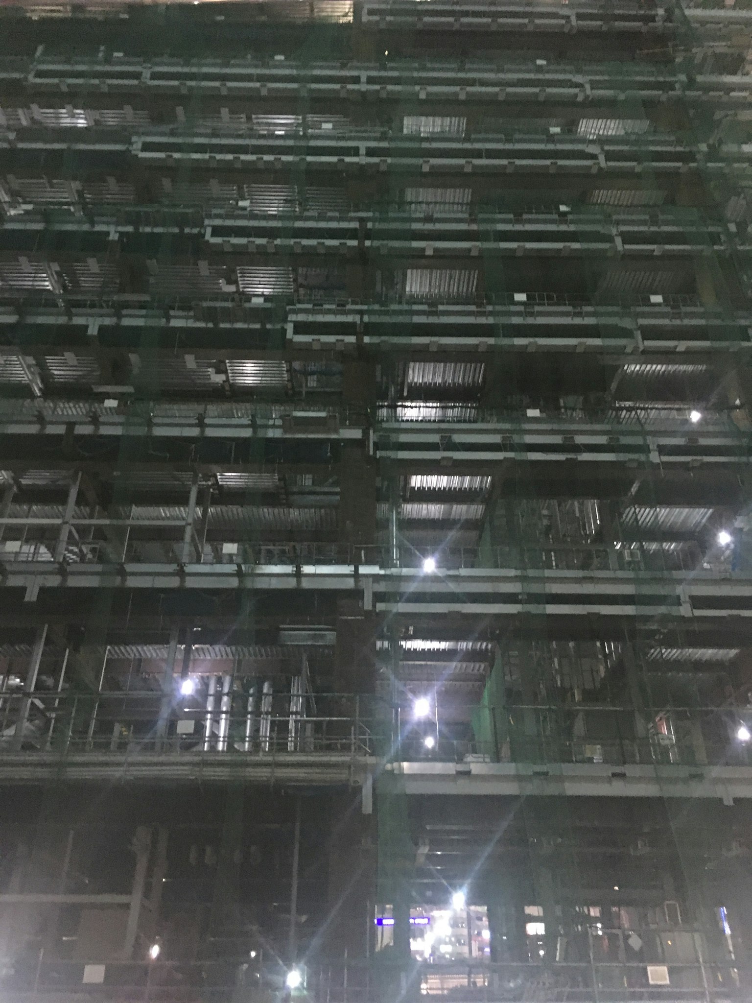 建筑工地上绿色钢结构的夜景