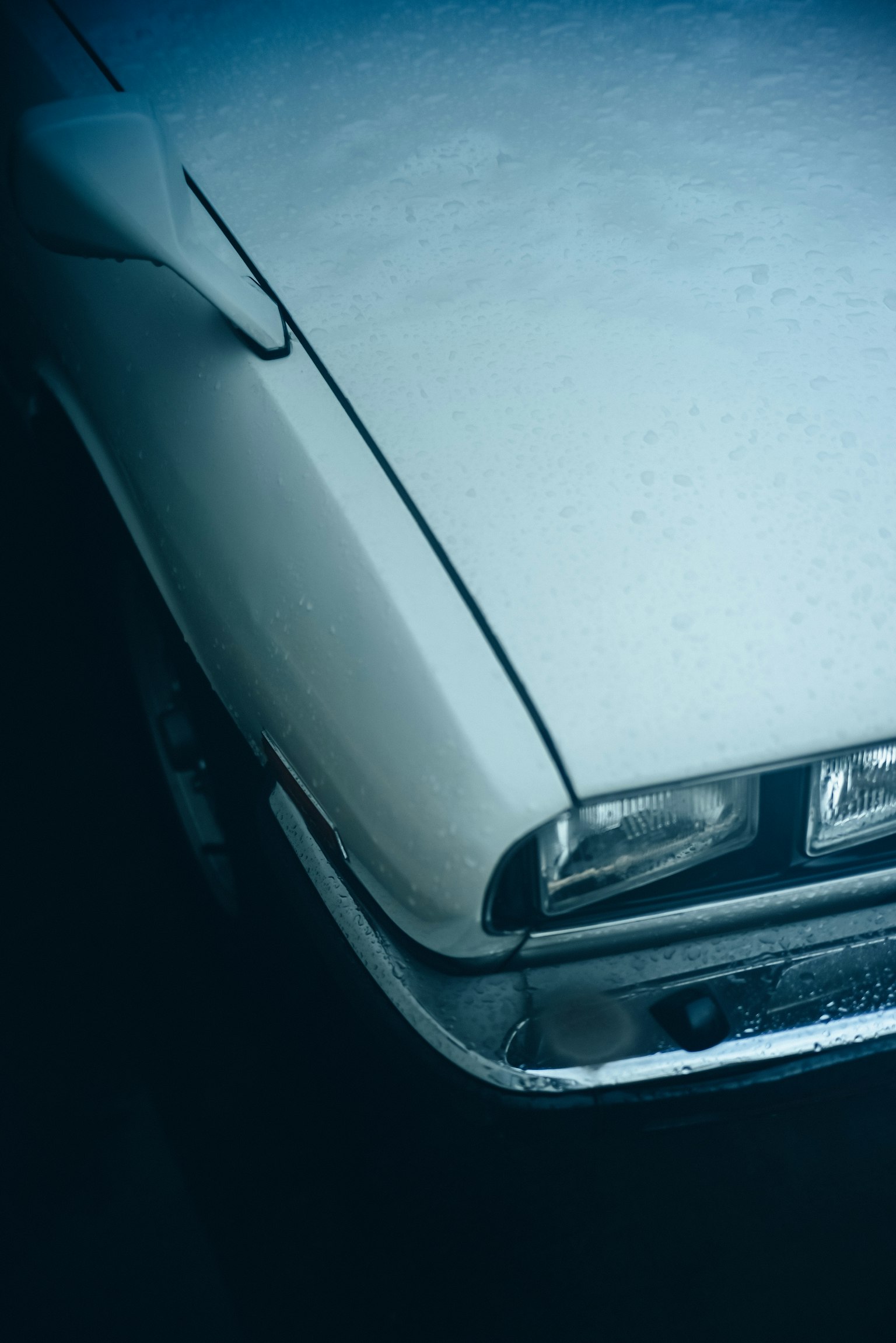 Close-up mobil klasik putih sebagian basah
