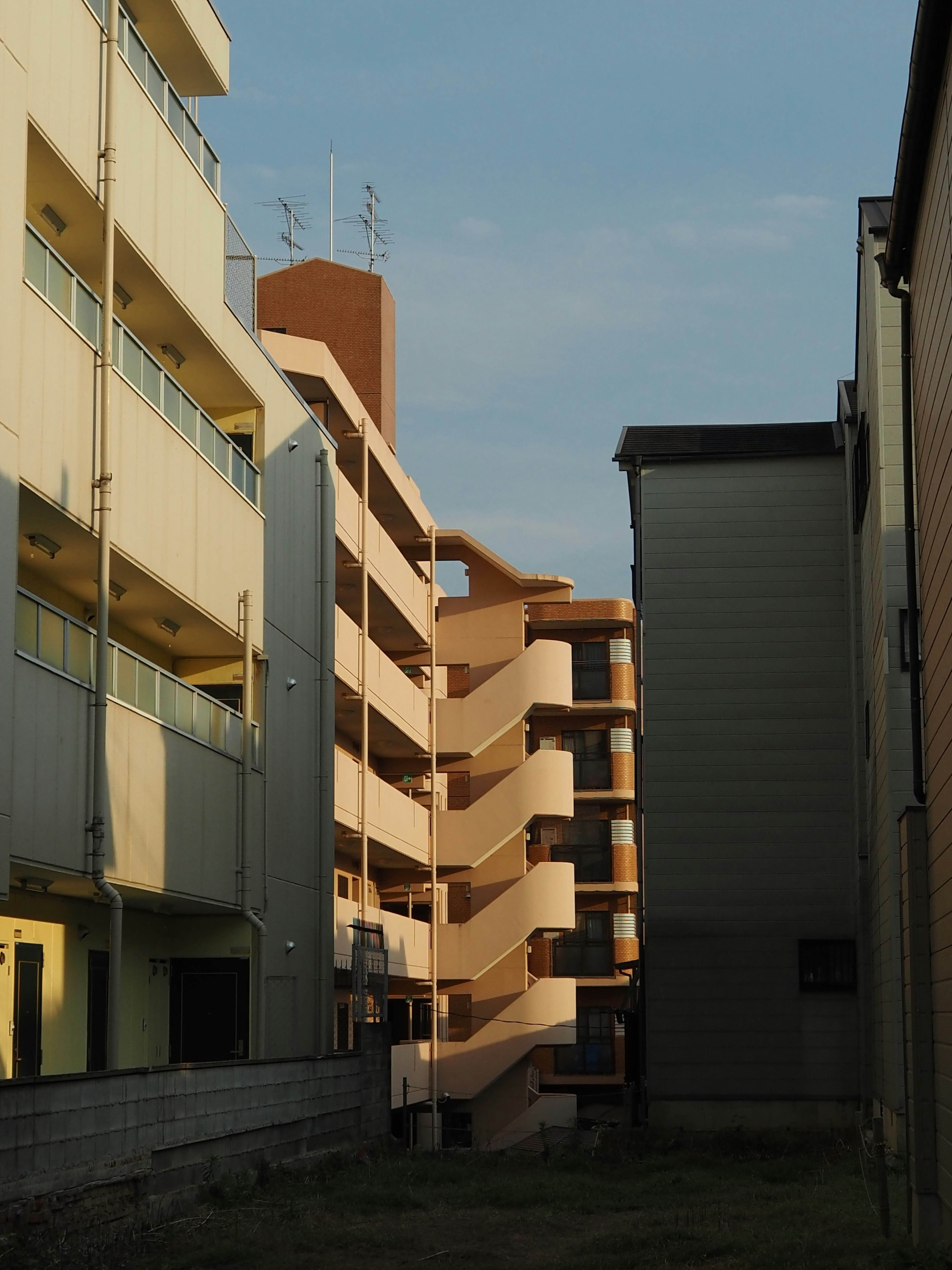 住宅街の路地に面した集合住宅の外観