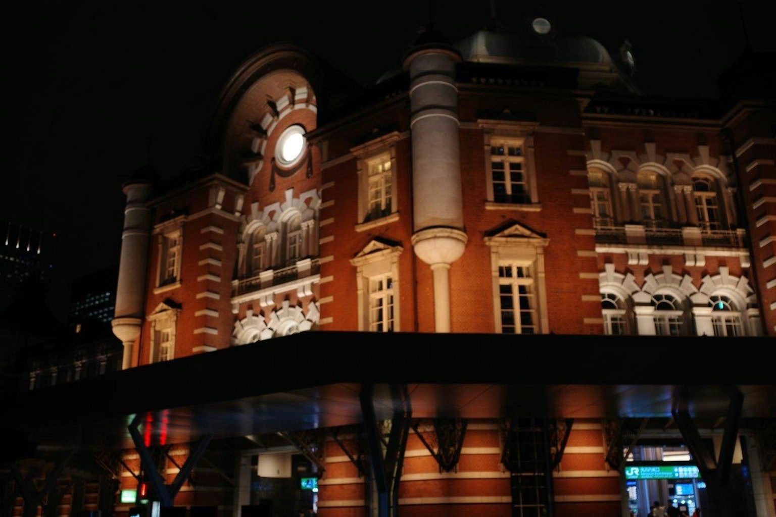Bellissima facciata della stazione di Tokyo di notte con orologio