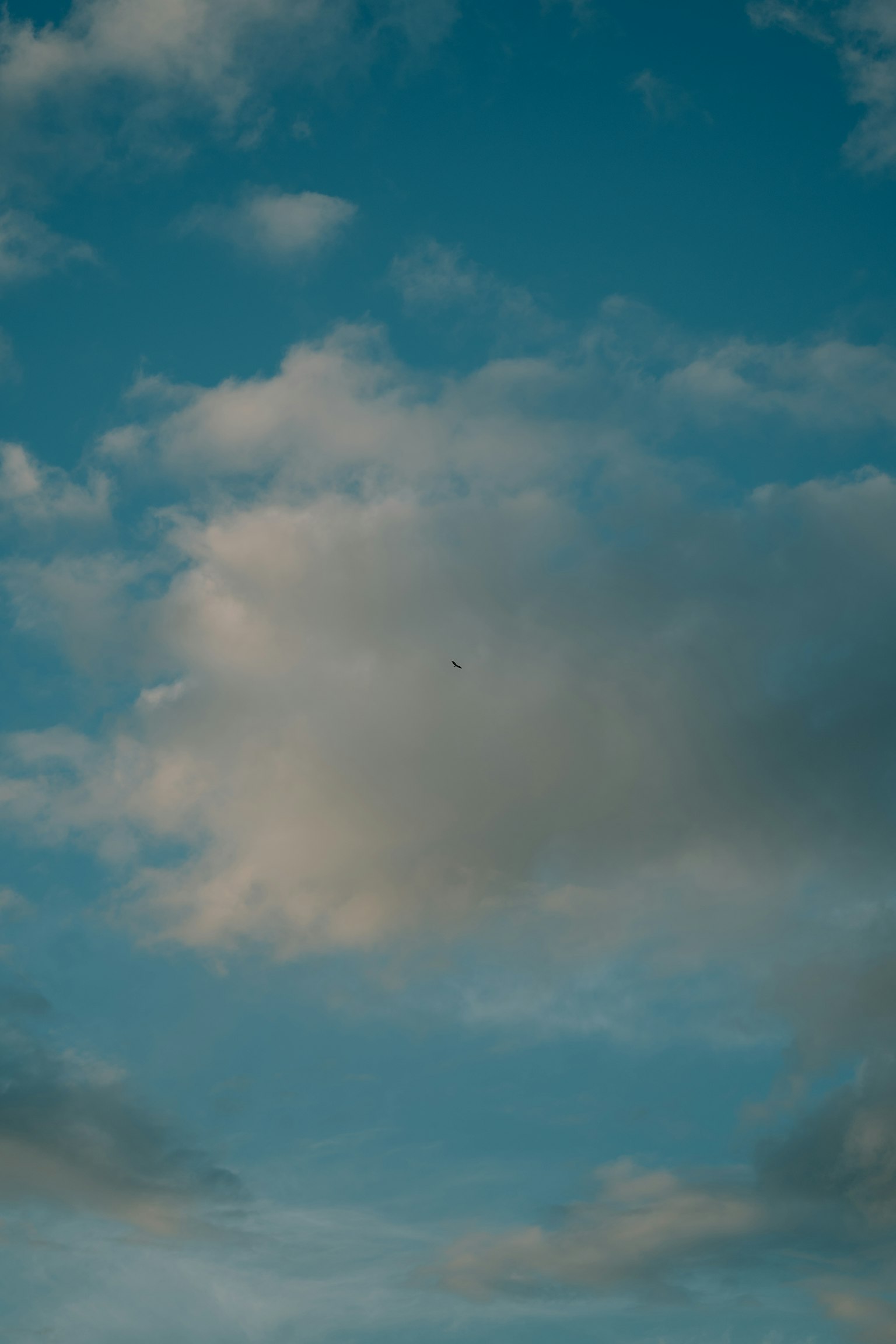 Un paesaggio di nuvole bianche che galleggiano in un cielo blu