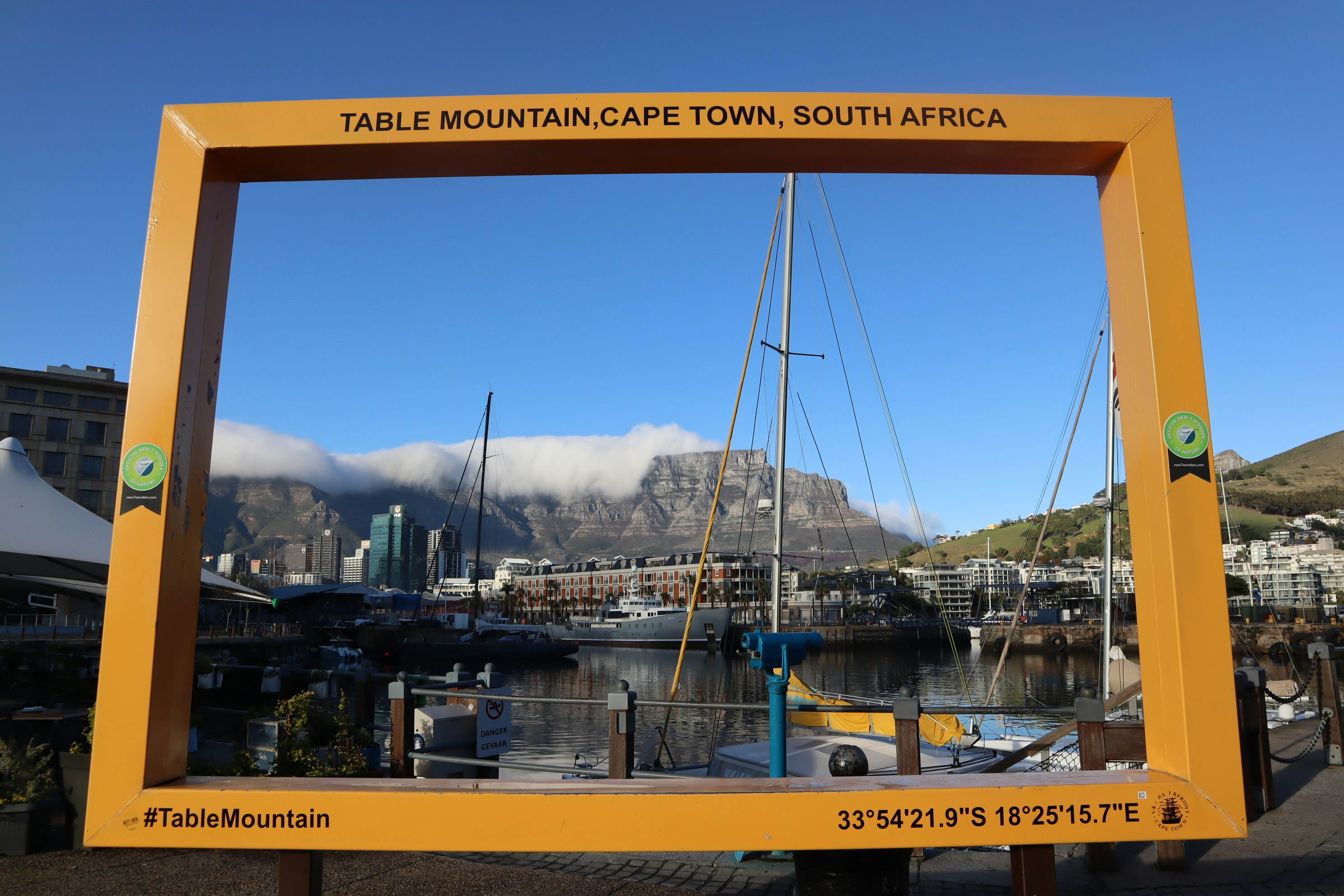Pemandangan pelabuhan Table Mountain melalui papan lengkung, Afrika Selatan