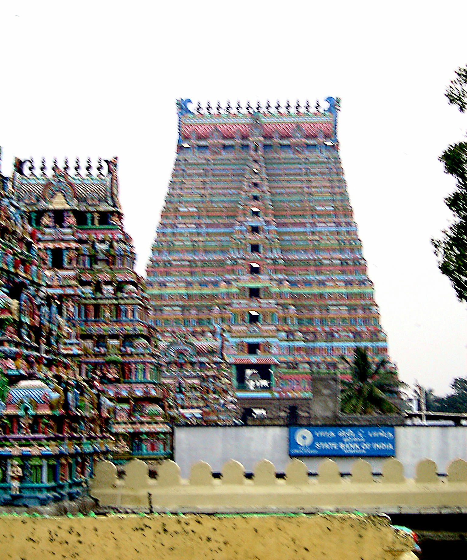 Tour de temple colorée avec des sculptures complexes et des structures adjacentes