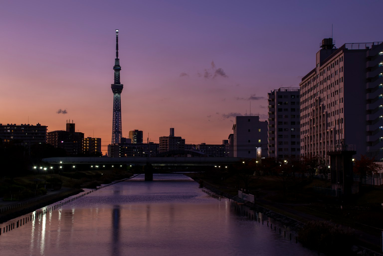 Tokyo Skytree in der Dämmerung mit Flussblick