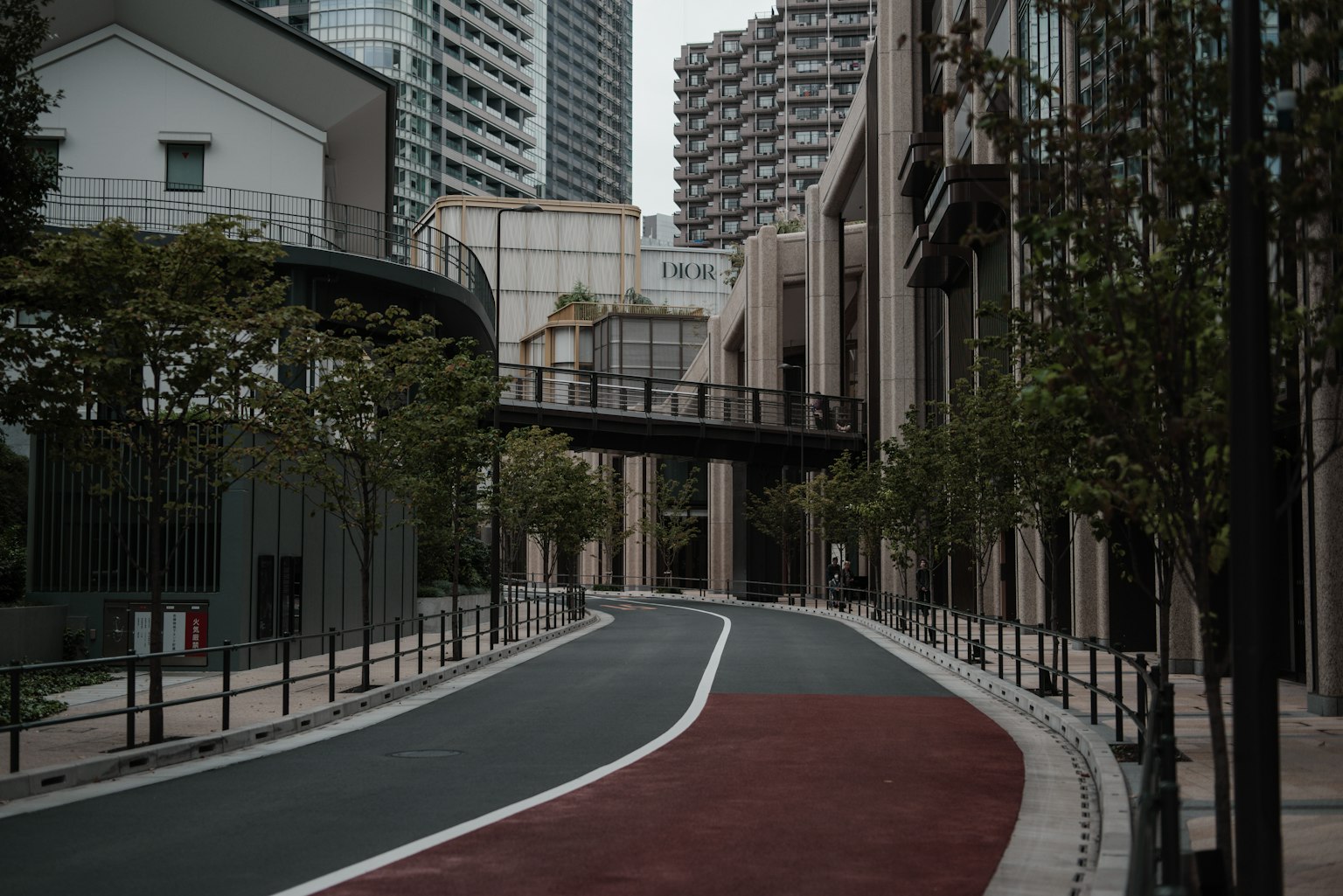 城市街景，現代建築與綠化