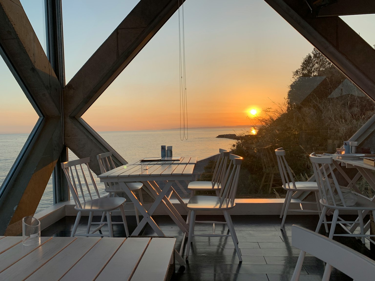 Interno di un ristorante moderno con vista sul mare bella vista del tramonto