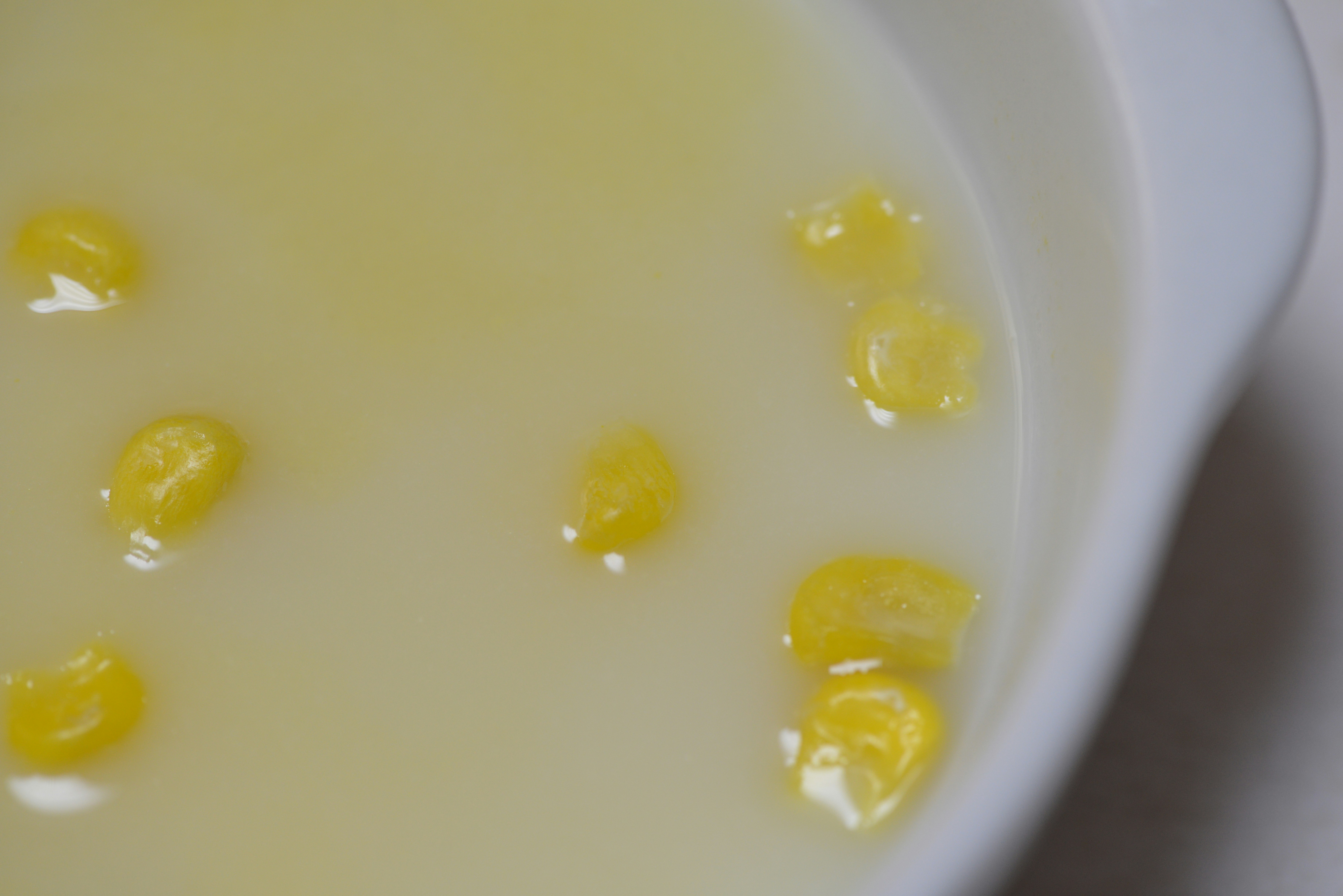 白色汤碗里漂浮的黄色蛋黄特写