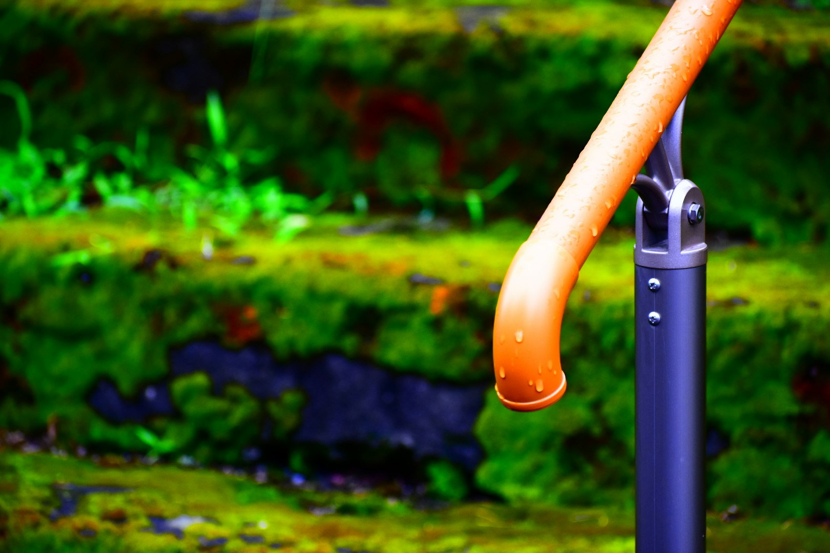 雨の日の手すりと階段