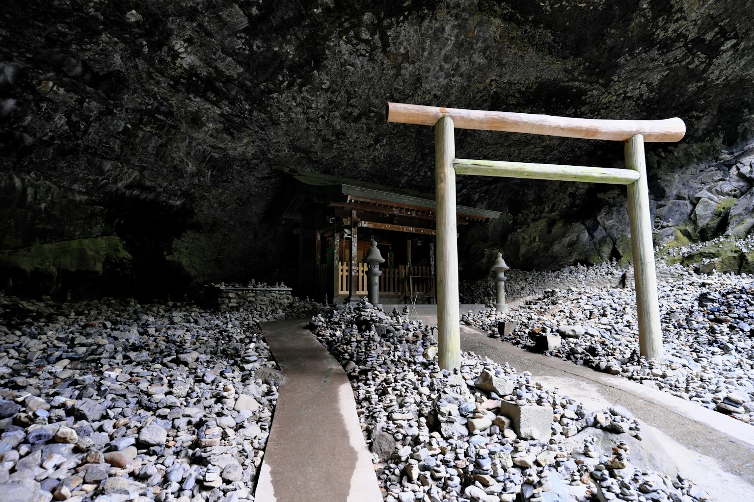 洞穴中神社入口和鸟居的景象