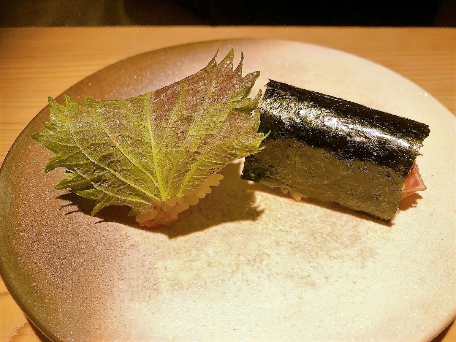 ซูชิและใบอยู่บนจาน