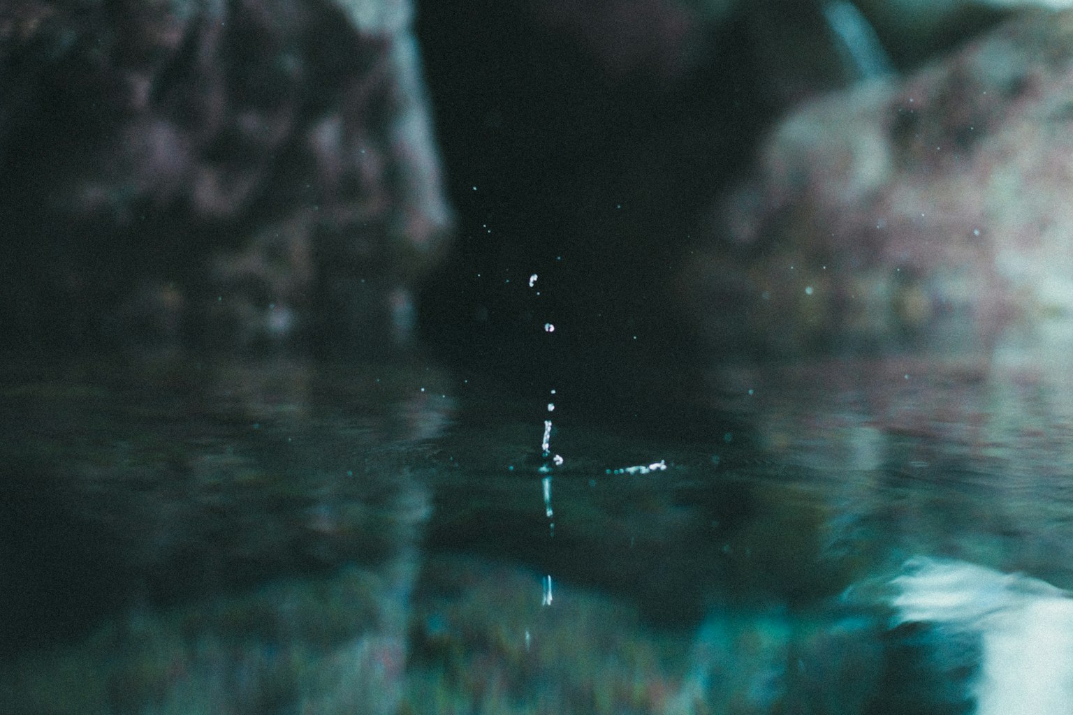 一个宁静的场景，水滴落在水面上及其反射