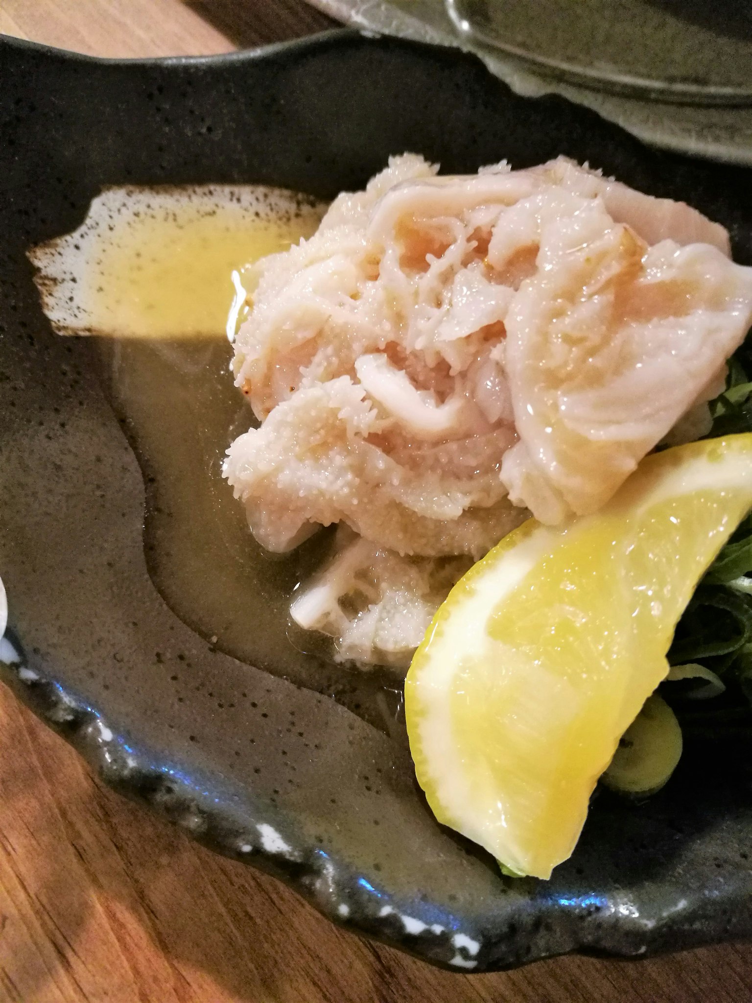 Sashimi cá trắng được phục vụ với lát chanh