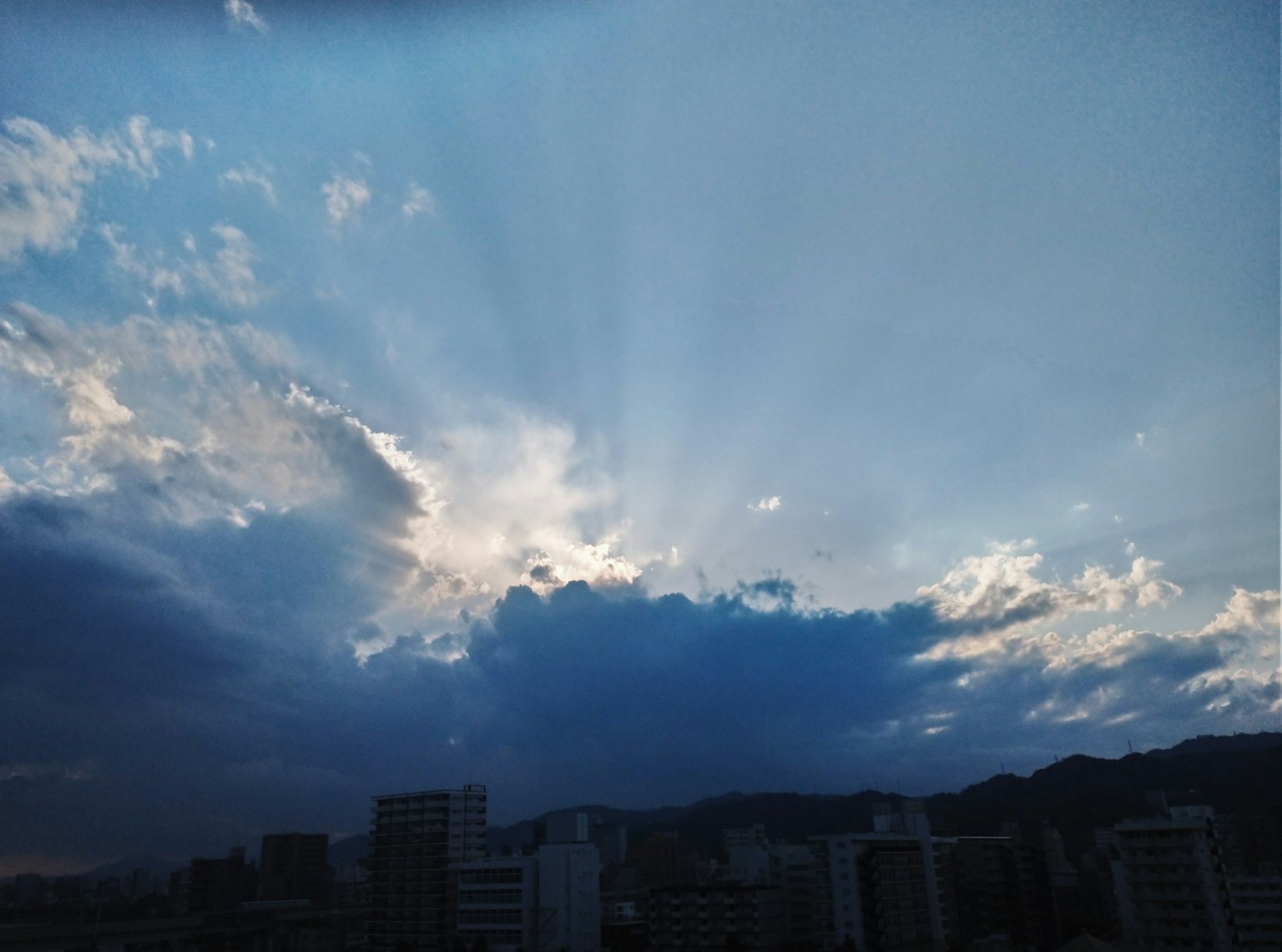 Bewölkter Himmel mit Lichtstrahlen