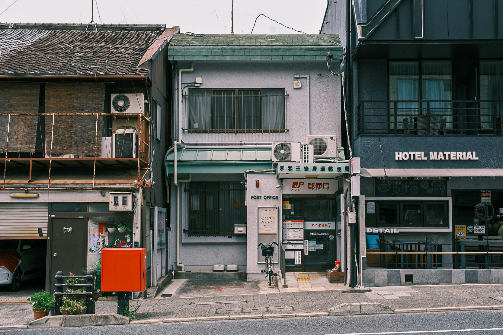 路地に面した建物の外観と看板のある街並み