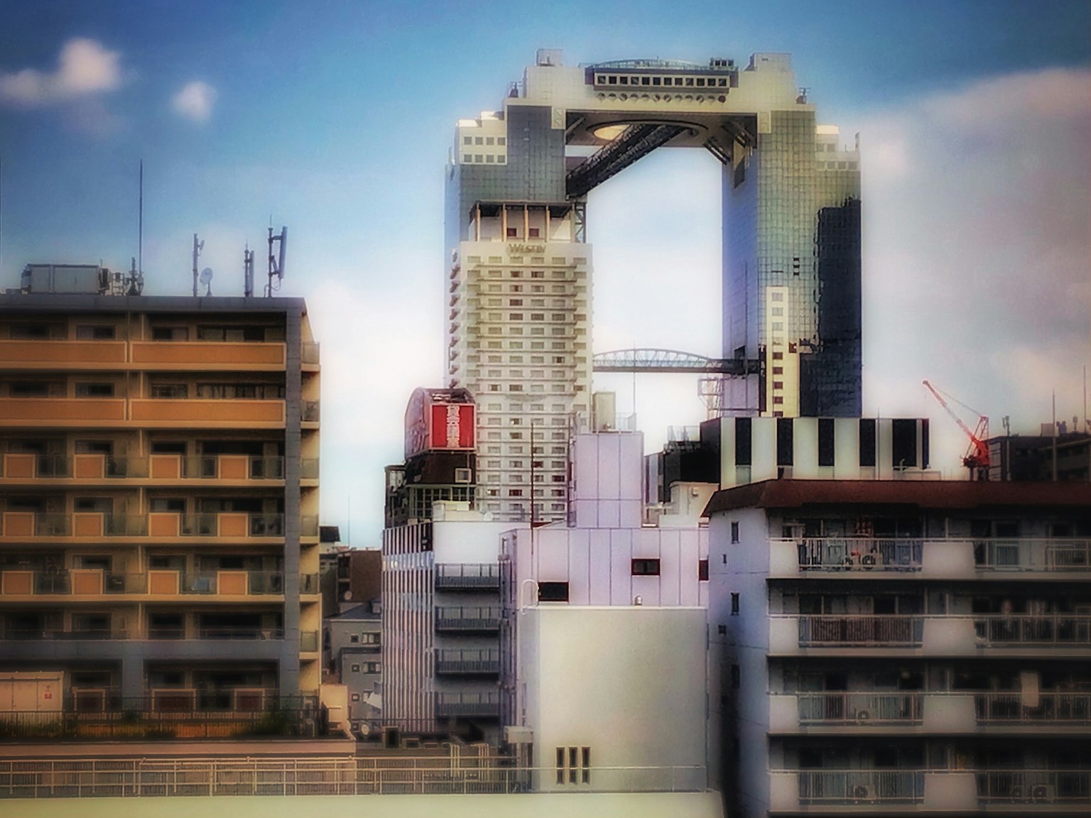 Tokio Skyline mit einzigartigem bogenförmigen Gebäude