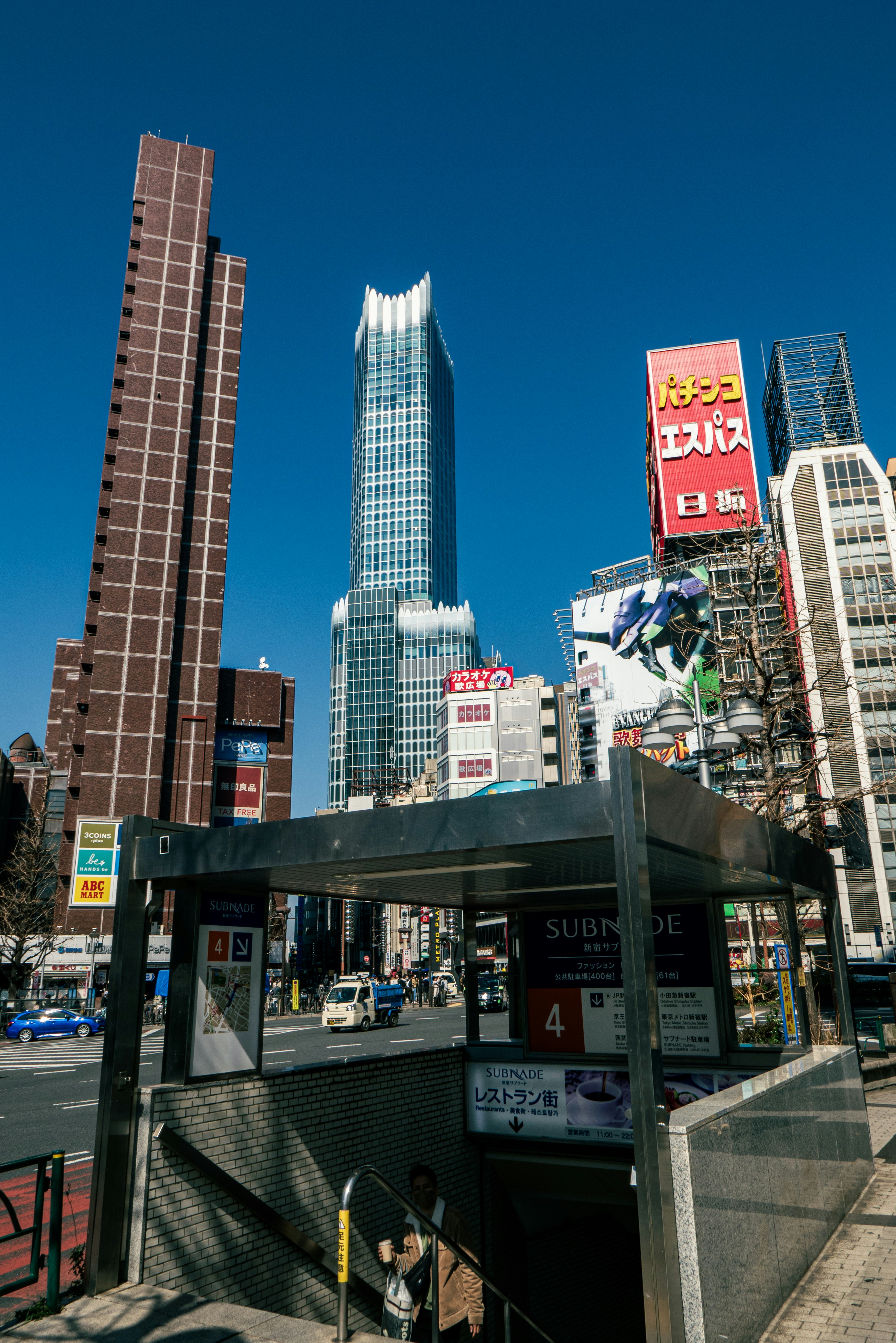新宿天際線與前景公車站