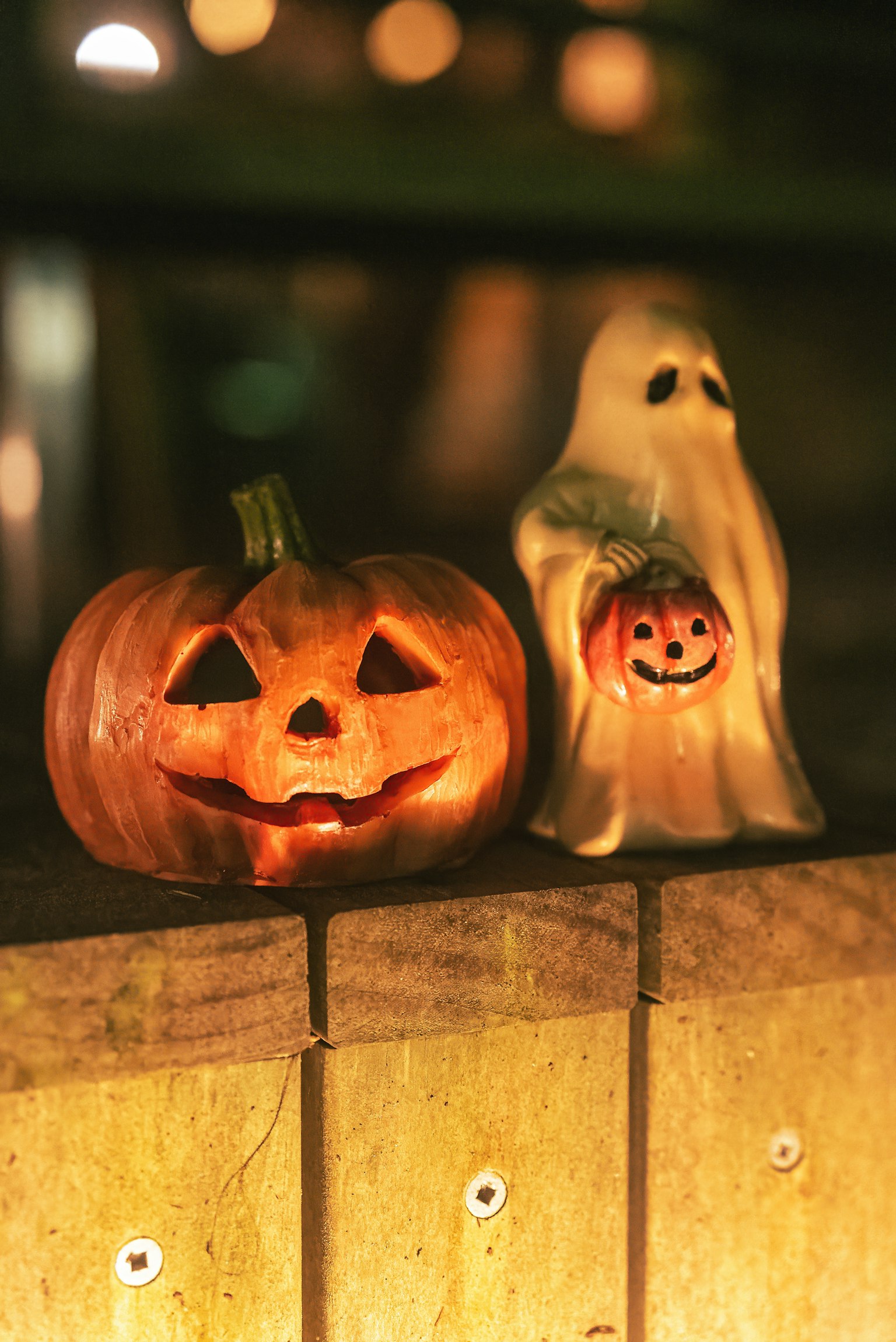 Una escena cálida con una calabaza de Halloween tallada y una decoración de fantasma