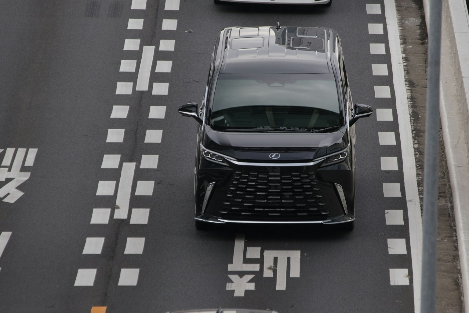 SUV noir roulant sur la route