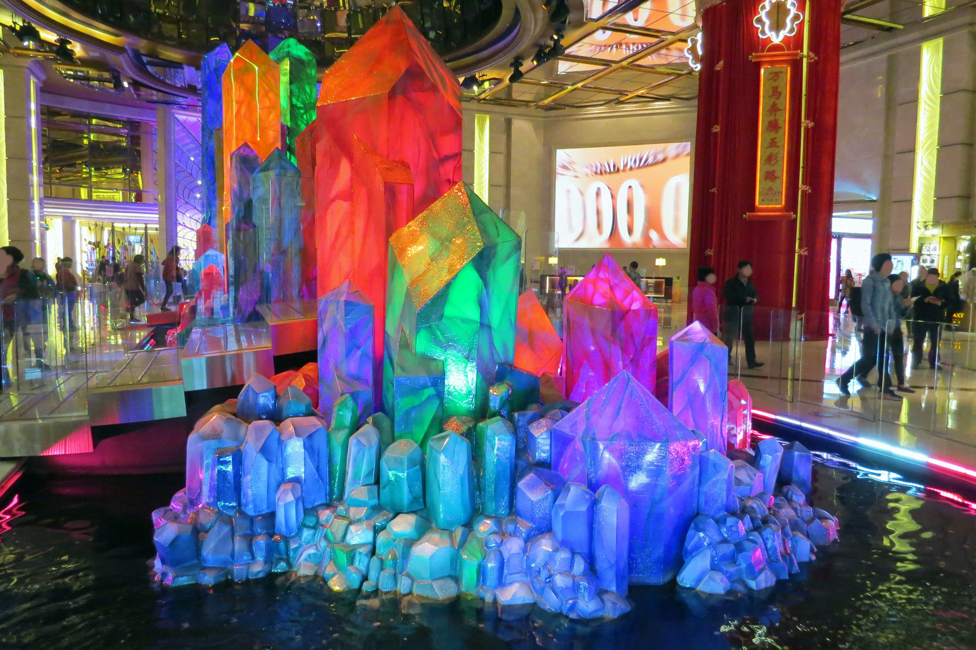 bunte leuchtende Eisskulpturen in einer Indoor-Ausstellung