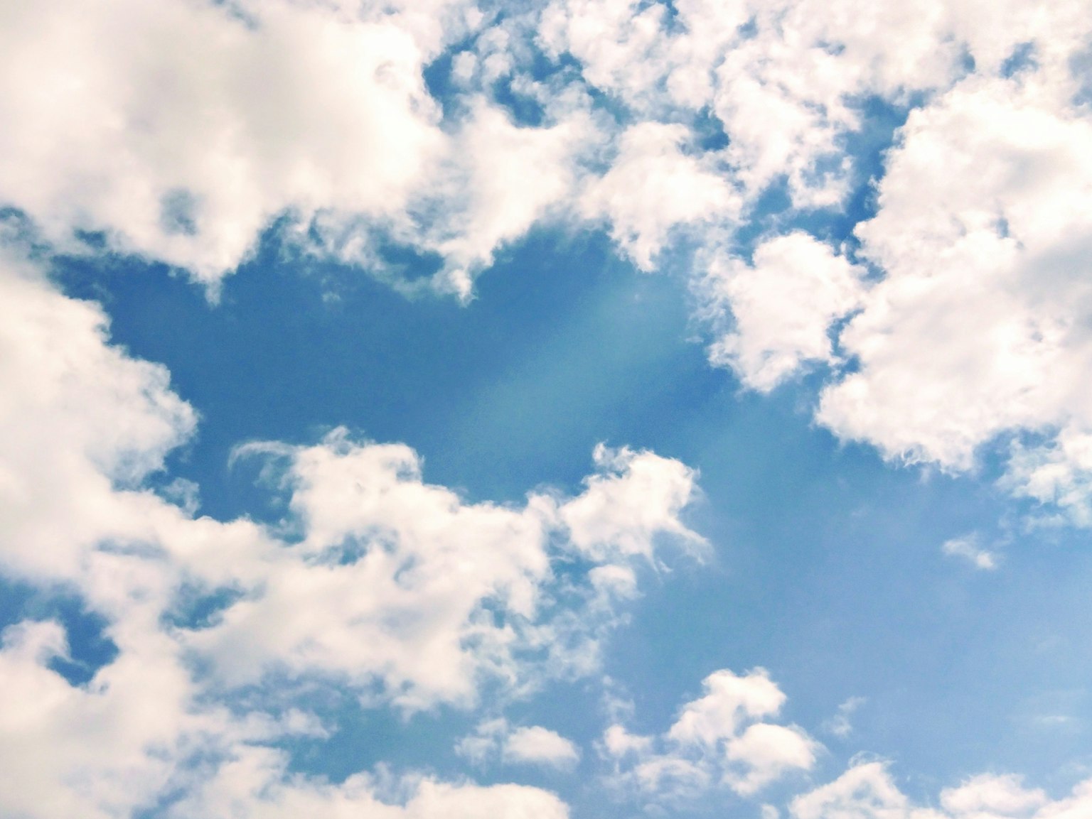 Eine malerische Ansicht von weißen Wolken vor einem blauen Himmel