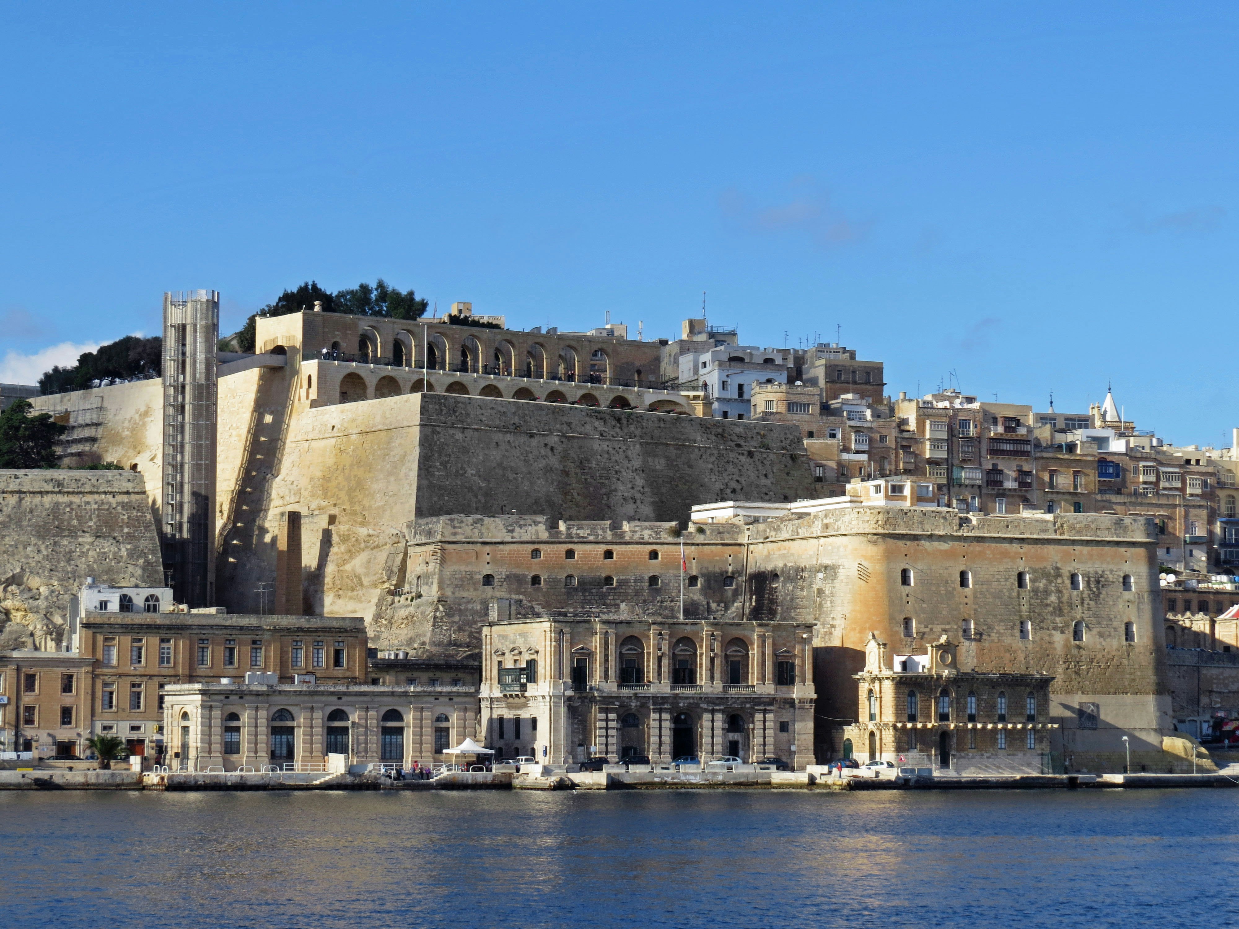 edificios históricos de la fortaleza a lo largo del Danubio