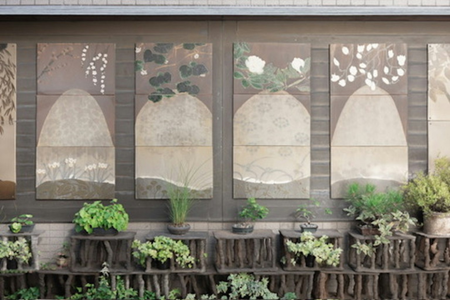 Dekorative Wandpaneele mit Naturmotiven und Topfpflanzen